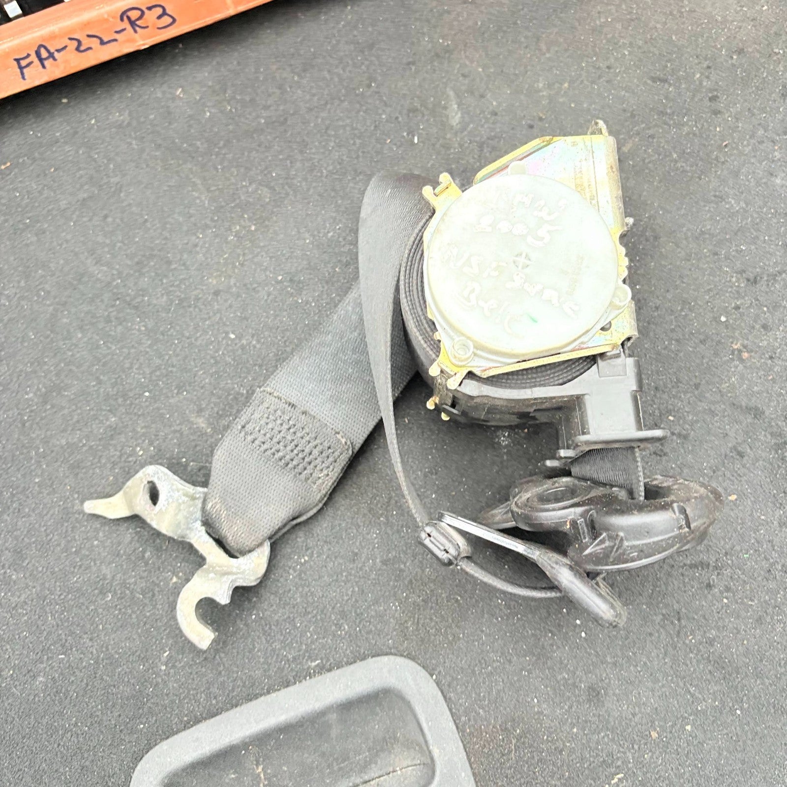 BMW 3 SERIES 320I E90 PASSENGER SIDE FRONT LEFT SEAT BELT 33052212C 2005
