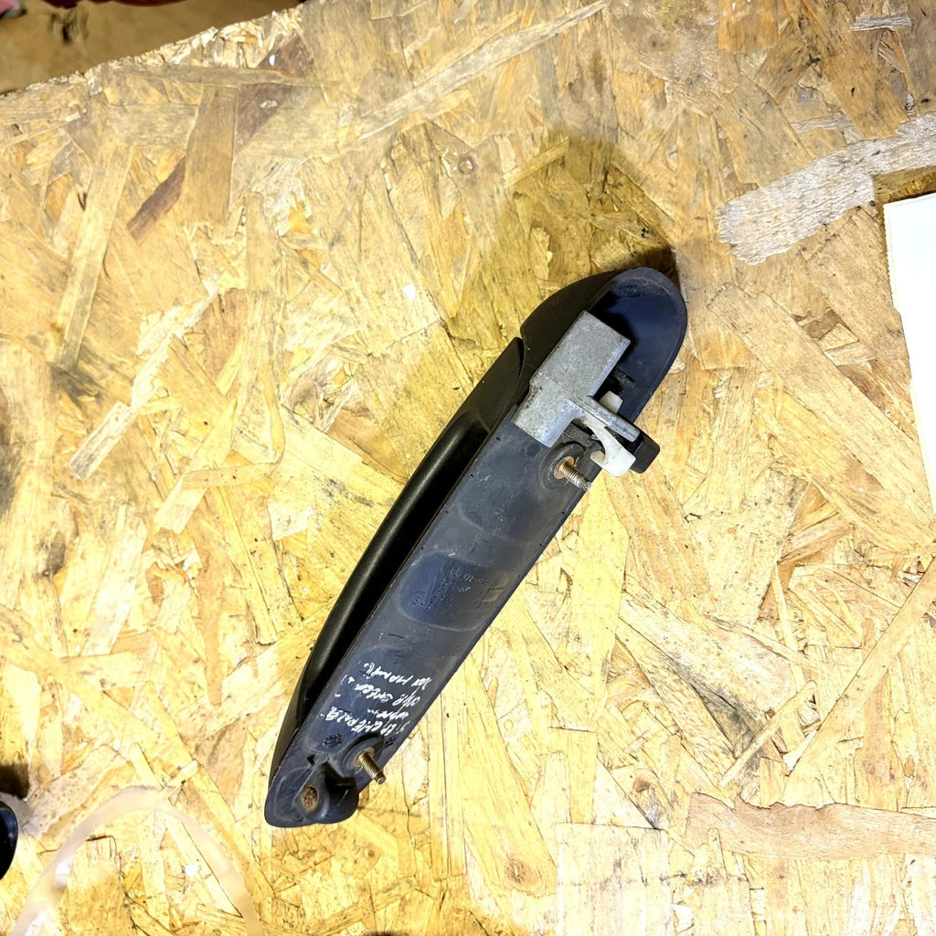 JEEP KJ CHEROKEE LIBERTY DOOR HANDLE DRIVER REAR 55360334