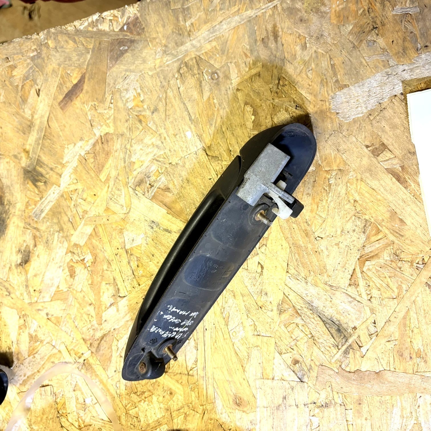 JEEP KJ CHEROKEE LIBERTY DOOR HANDLE DRIVER REAR 55360334