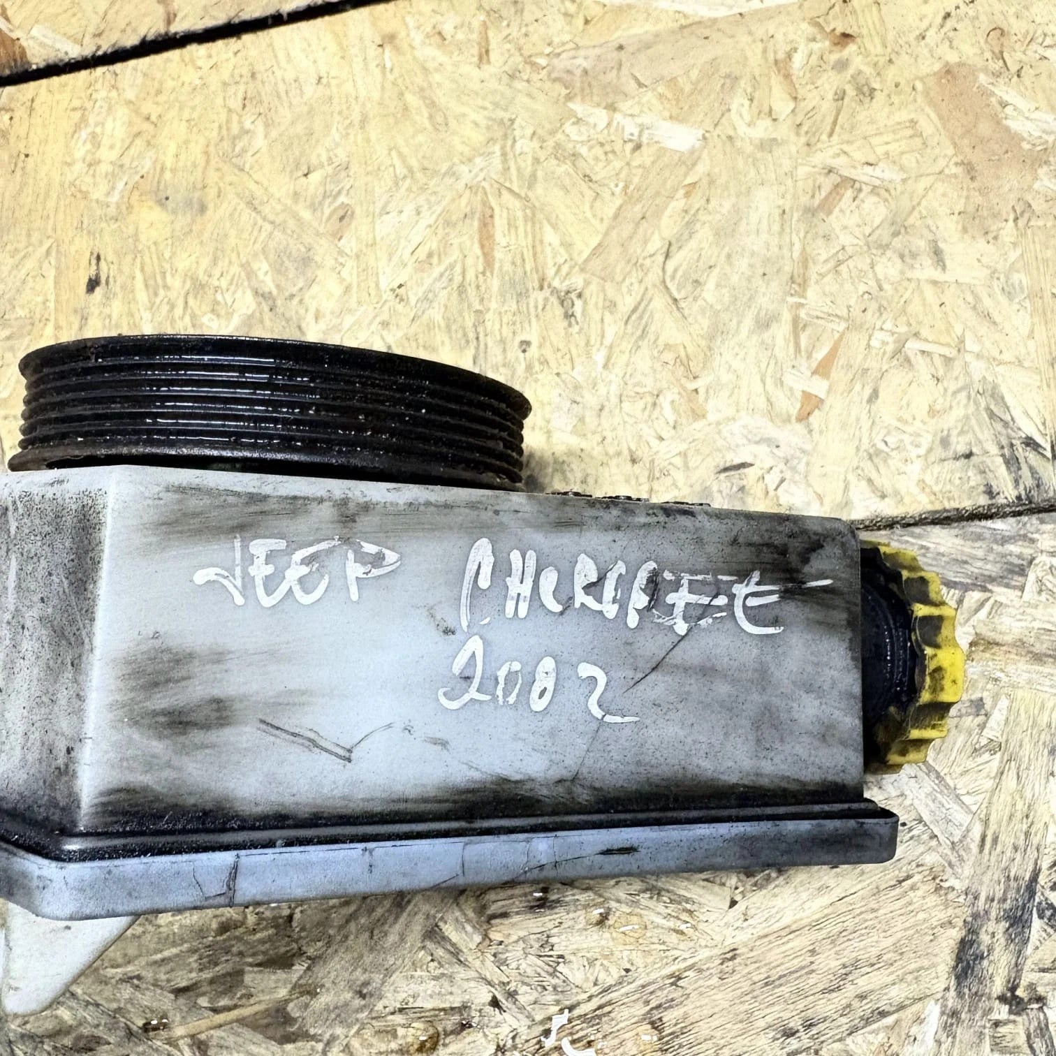 Jeep Cherokee/Liberty KJ 2003 3.7 V6 Power Steering Pump + Reservoir 52088710AB