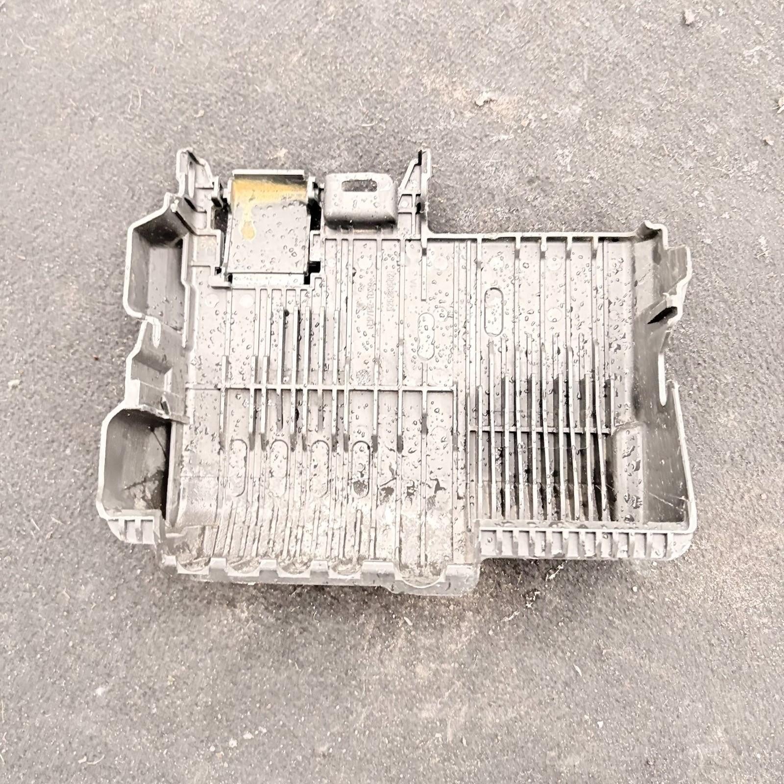 2017 Vauxhall Adam Battery Terminal Fuse Box 525230582