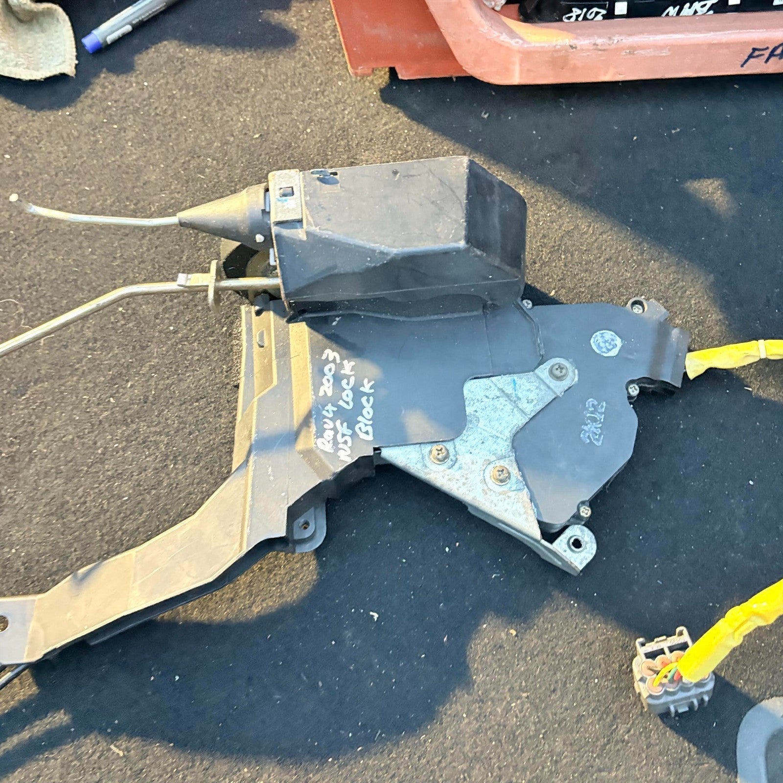 2003 TOYOTA RAV 4 PASSENGER NEARSIDE FRONT DOOR LOCK CATCH