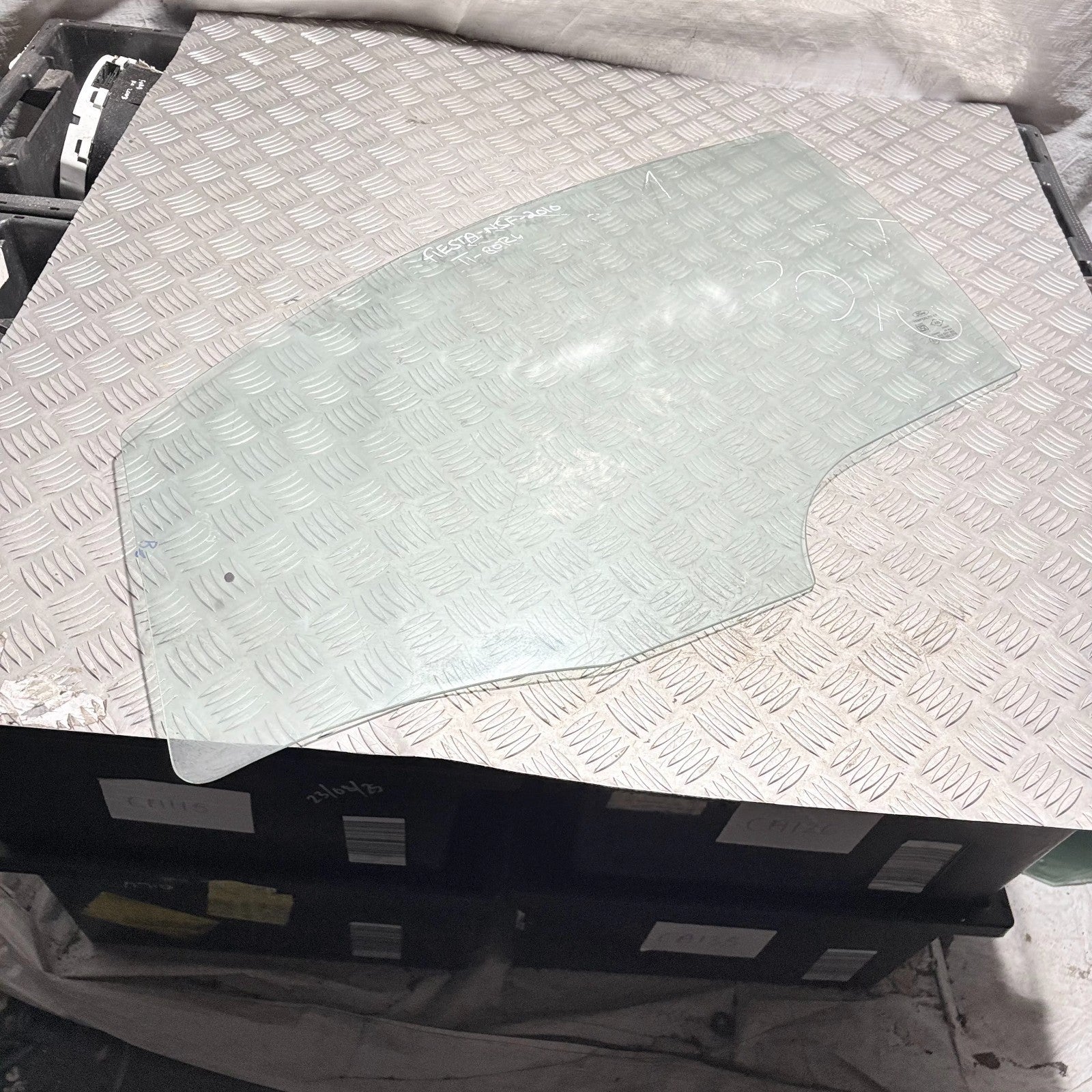 FORD FIESTA 2010 LEFT FRONT PASSENGER SIDE DOOR GLASS