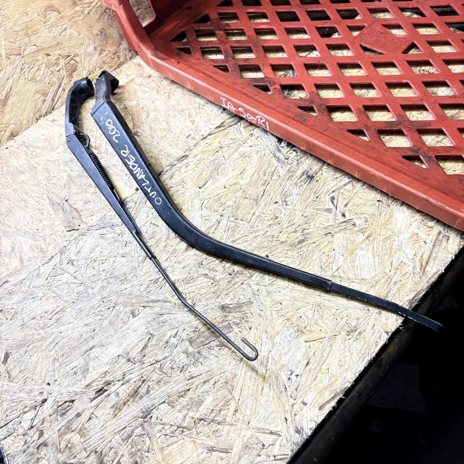 Mitsubishi Outlander SPORT L550 MK1 PAIR OF FRONT WIPER ARMS 2007