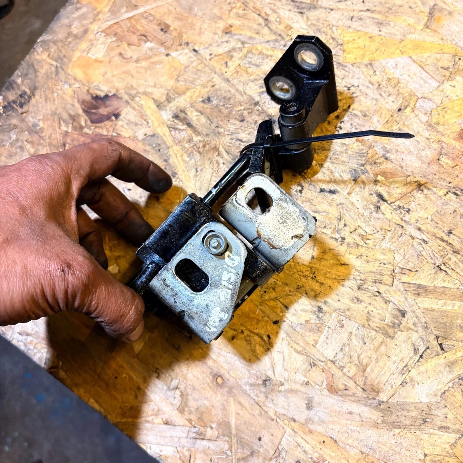 2005 VW TOUAREG REAR DOOR HINGE BOTTOM RIGHT O/S