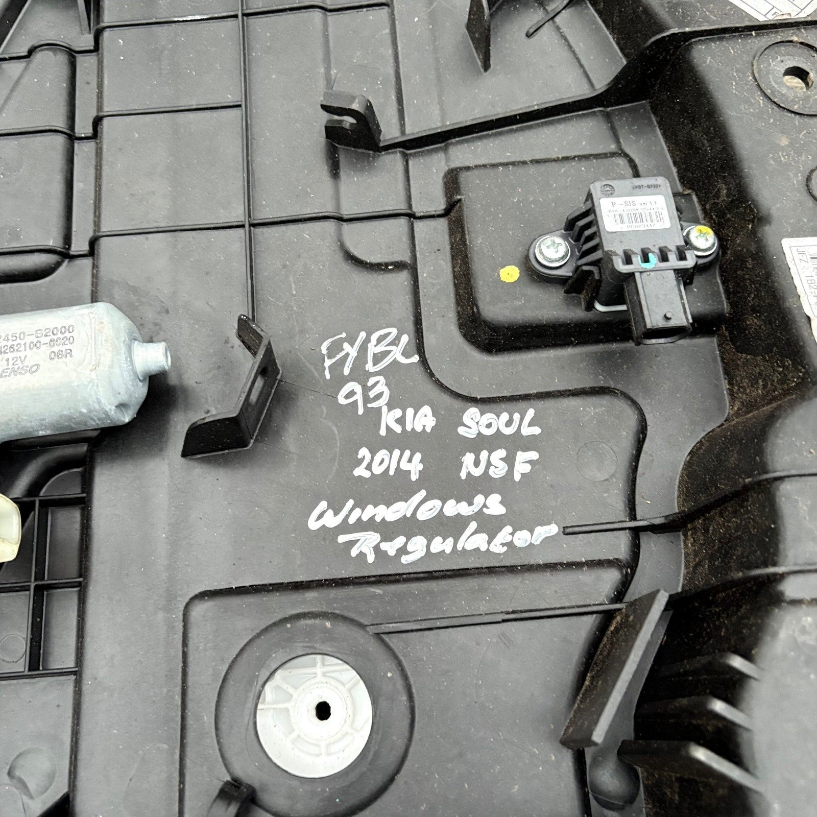 KIA SOUL MK2 2014-2019 FRONT LEFT WINDOW REGULATOR MOTOR 82470-B2080 82450-B2000