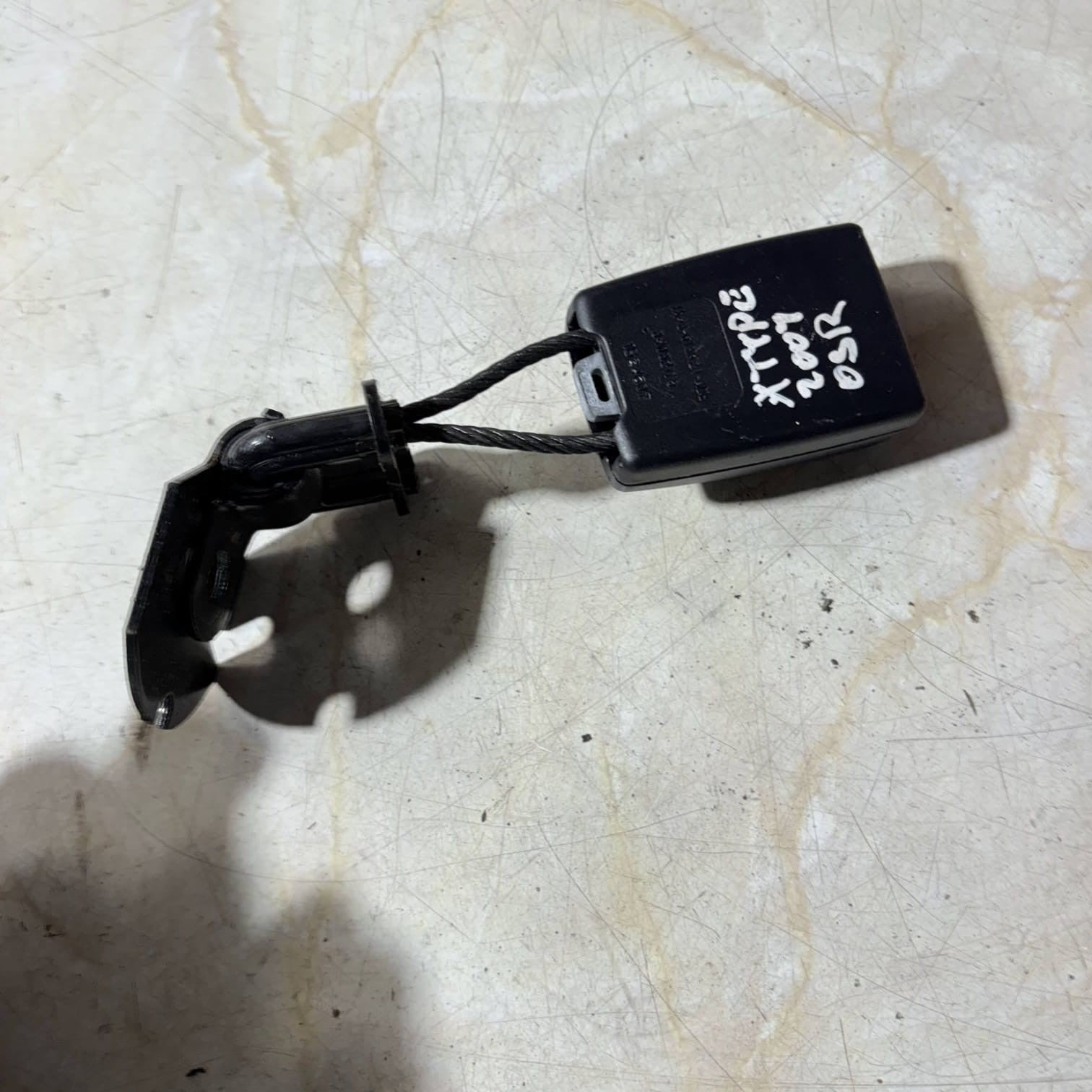 Vauxhall Vectra (2004) 1.8i Design Driver's Rear Seatbelt Clasp-13202403F
