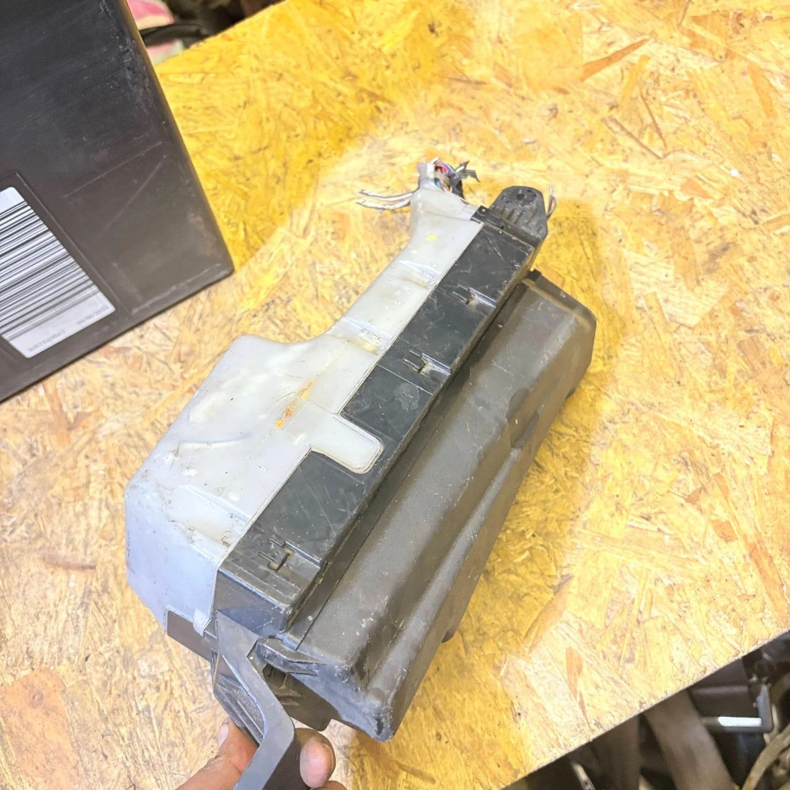 Toyota Avensis T250 2004 Engine Bay Fuse Box Relay Junction Box Fuseboard