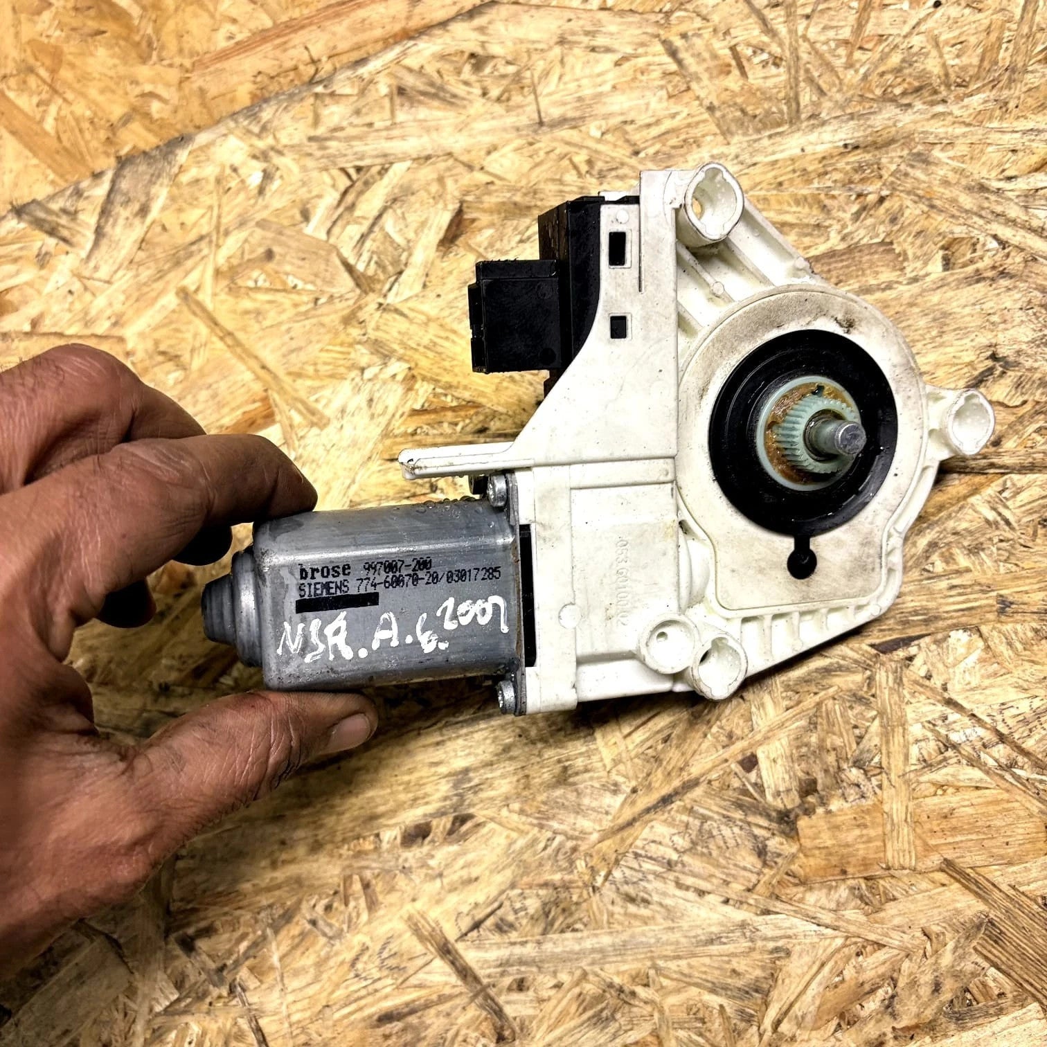 Audi A6 2.0 DIESEL BLB 2007 PASSENGER REAR WINDOW MOTOR 4F0959801C