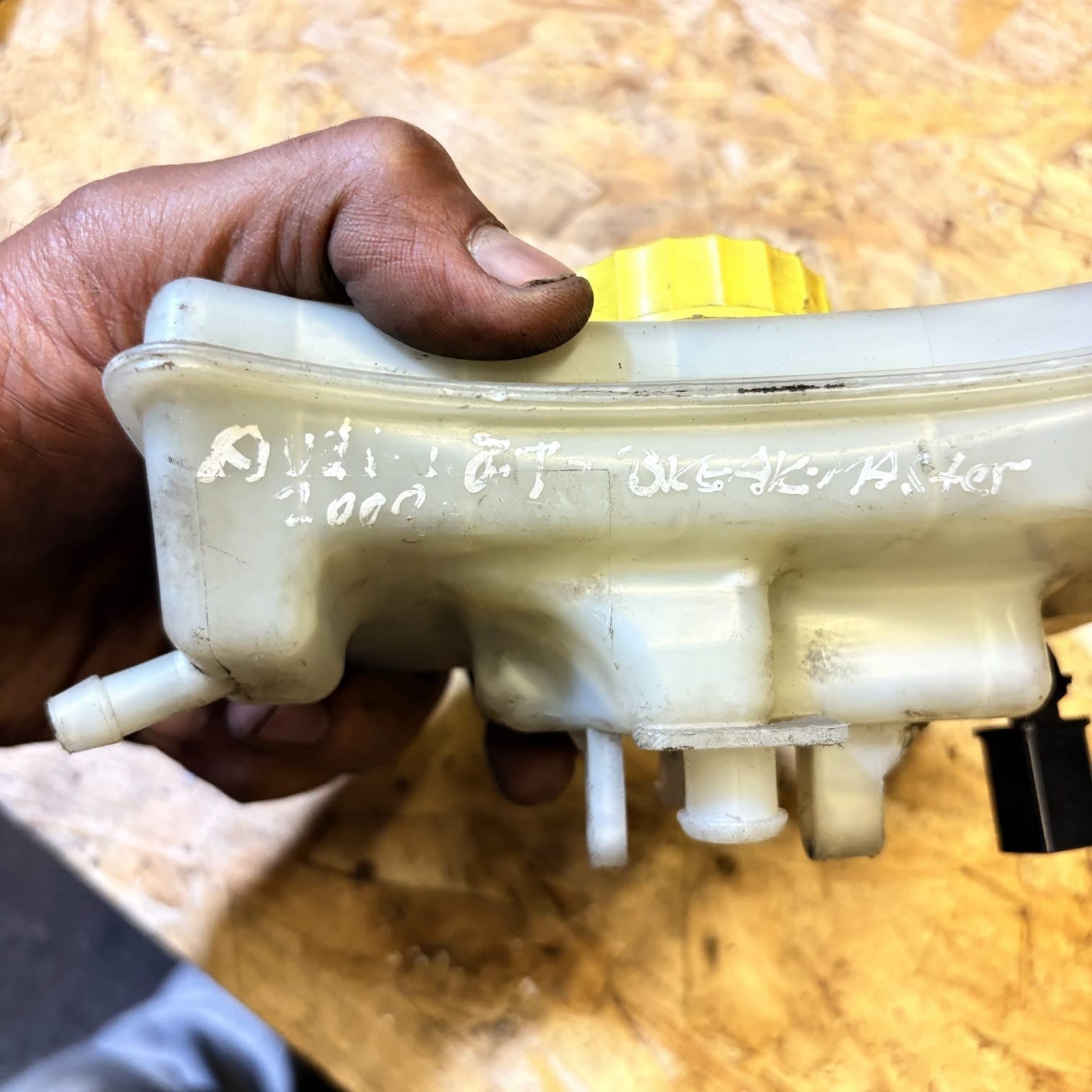 Audi A4 S4 B6 8E 8H 2000 Brake Fluid Tank Bottle 8E0611301E AMD80555