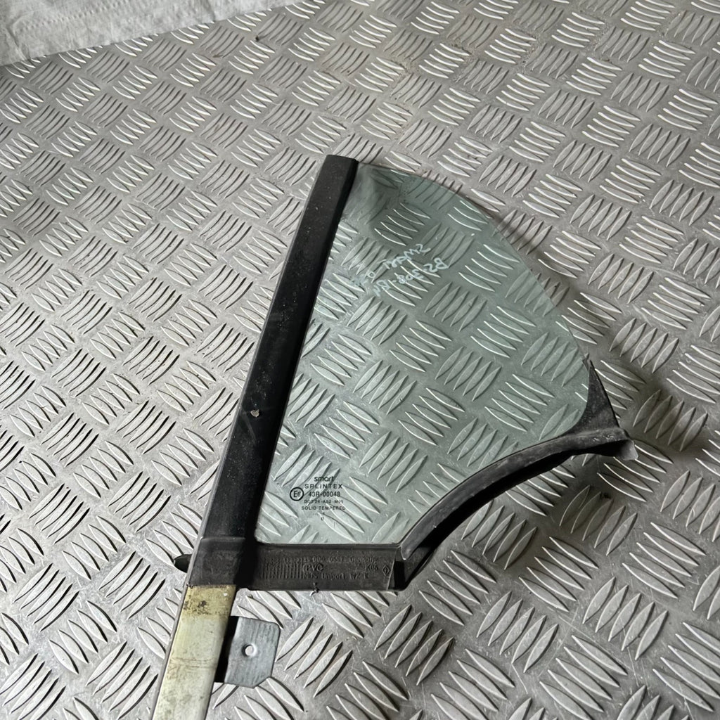 Smart 450 City Coupe Fortwo 05/98-01/07 Right Front Quarter Glass 0000558V013