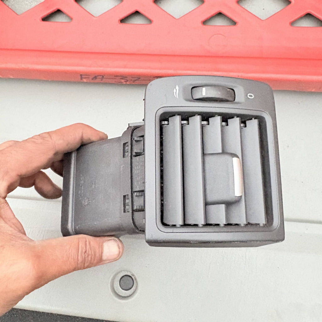 Volvo V50 2004-2012 Passenger LH Dash Side Air Vent 39888287 S40 C30 C70