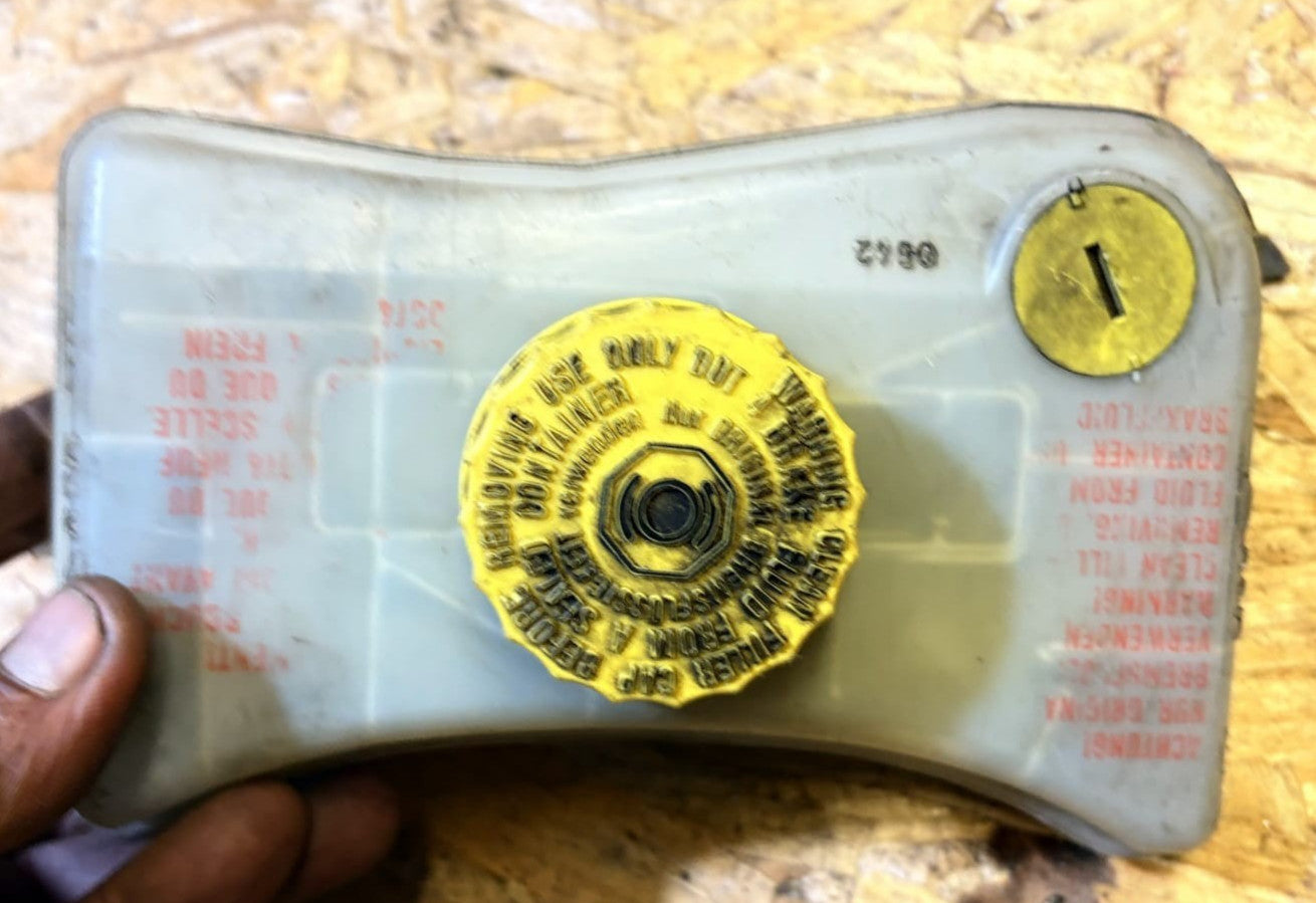 Audi A4 S4 B6 8E 8H 2000 Brake Fluid Tank Bottle 8E0611301E AMD80555