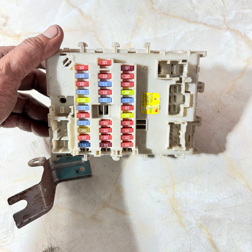 NISSAN PRIMERA FUSE BOX 24350-AV700 2001-2008