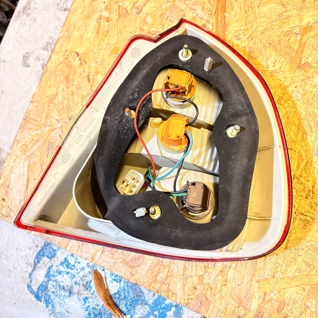 MITSUBISHI CARISMA MK1 95-04 REAR LEFT OUTER TAIL LIGHT PASSENGER LAMP 151085