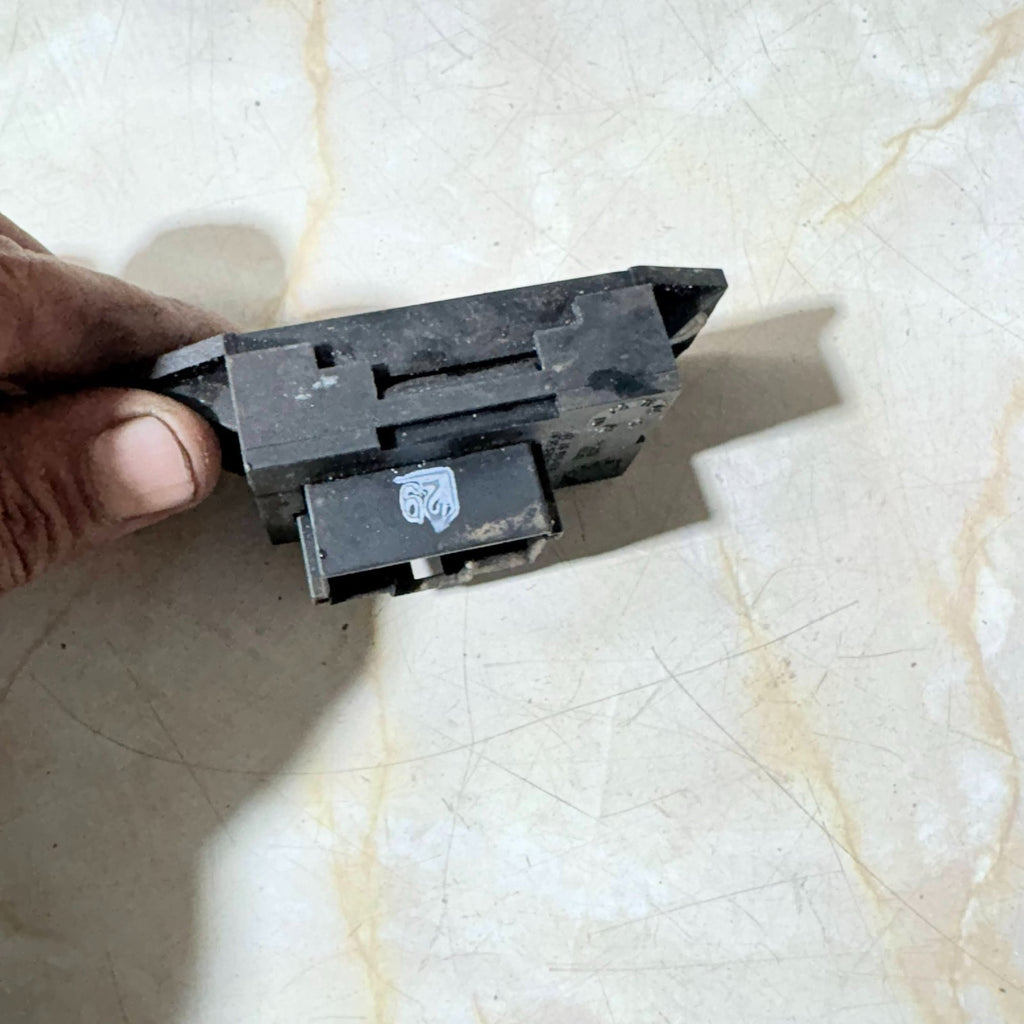 Mercedes-Benz Atego 818 Passenger N/S/F Behind Fuse Box Electrical Module