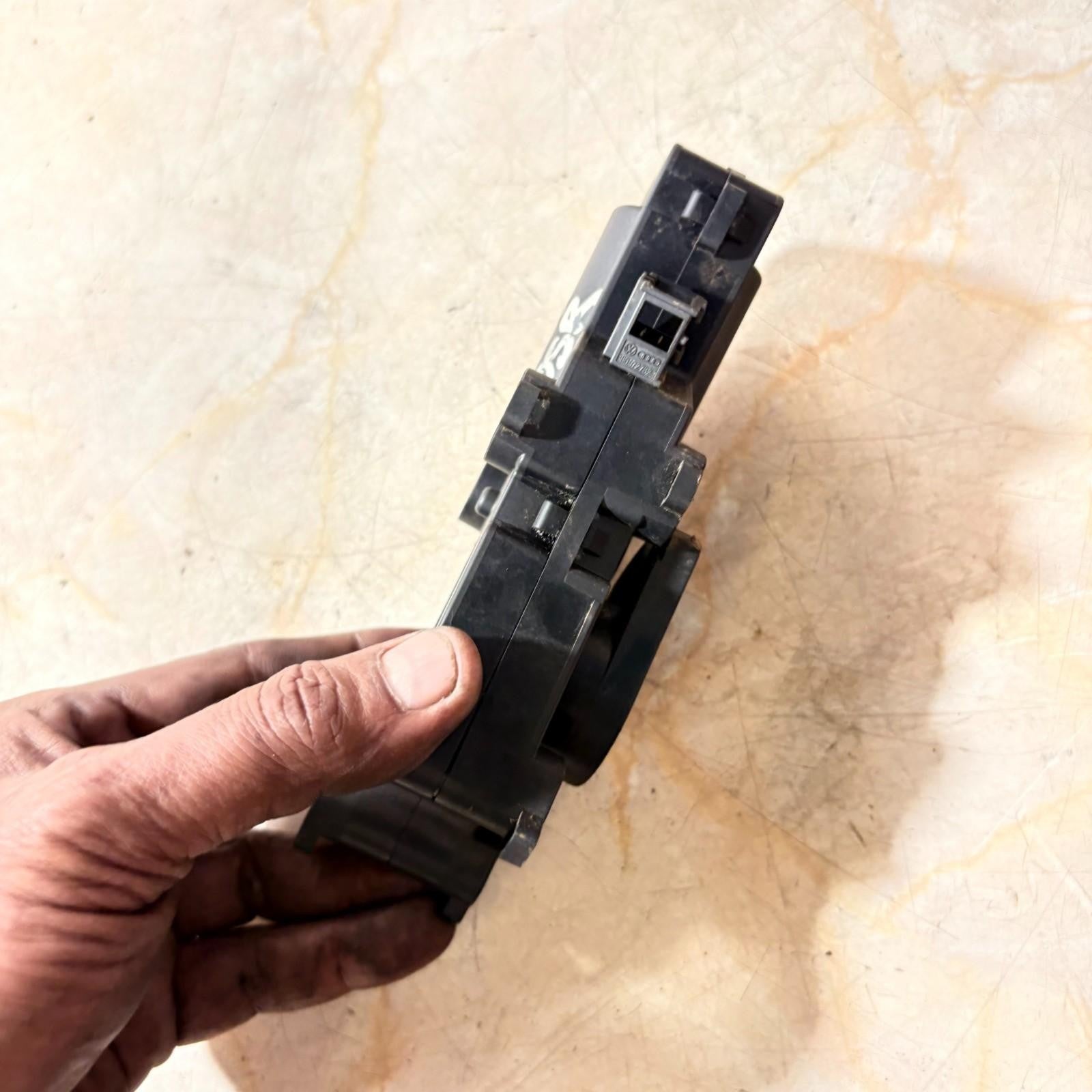 Skoda Superb II 3T sedan actuator flap hinge tailgate right 3T0827300B 2009