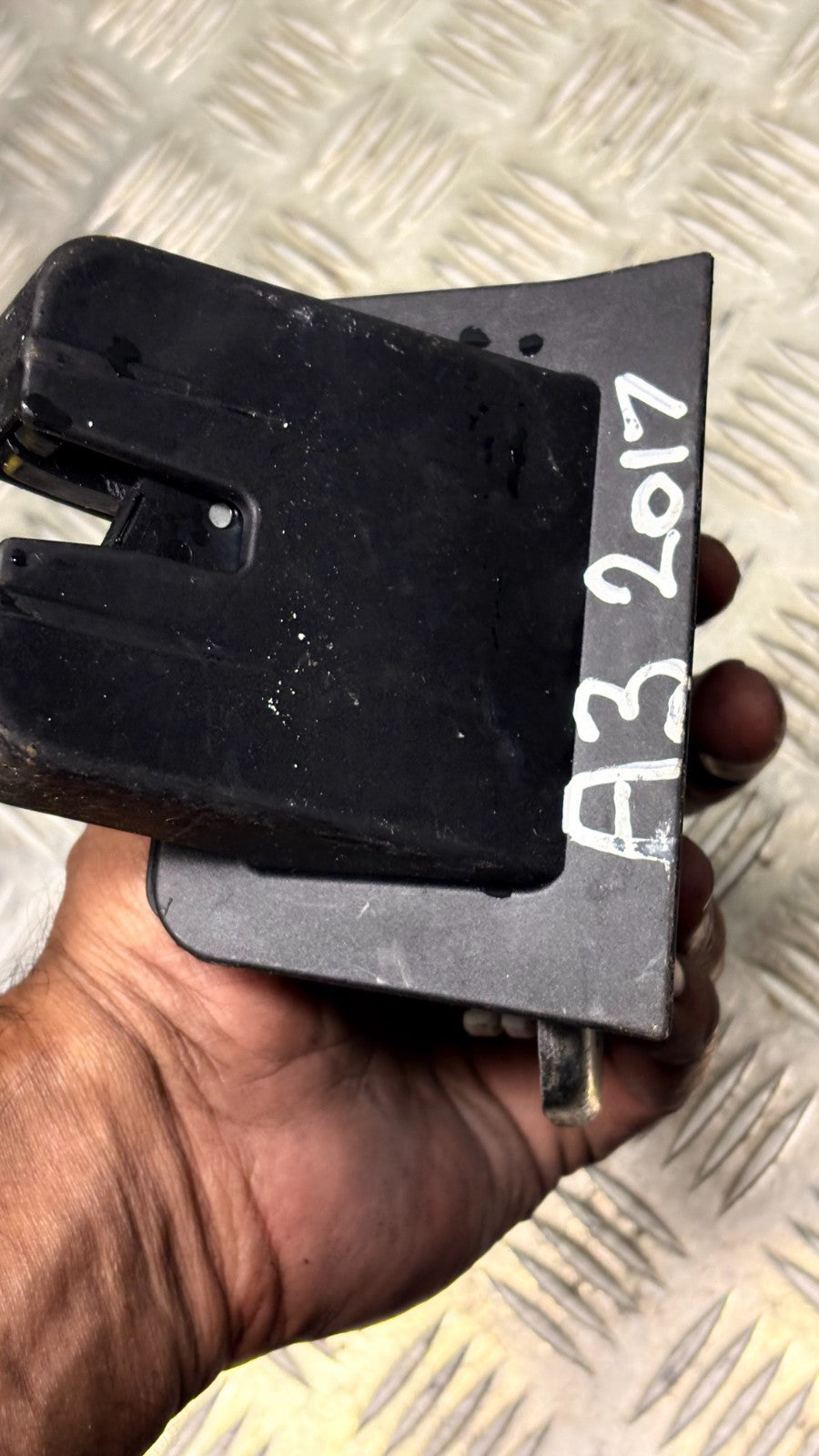 Audi A3 8V 2013-2020 Tailgate Boot Trunk Lock Latch Catch Rear 8R0827505A