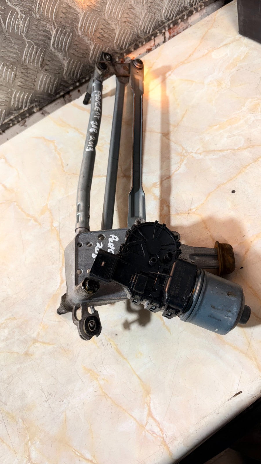 2013 PEUGEOT 208 Front Wiper Motor 0 390 241 578