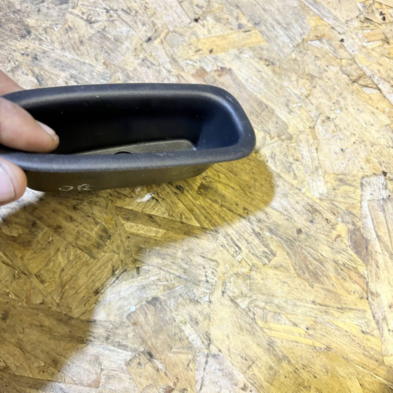 NISSAN NOTE E11 MK1 5DR DRIVER REAR GRAB HANDLE TRIM 809509U00B