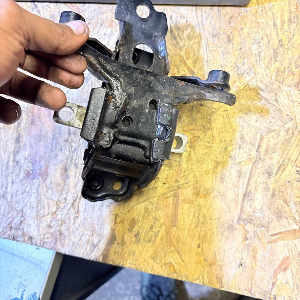 VOLKSWAGEN FOX 2008 PASSENGER LEFT FRONT ENGINE MOUNT