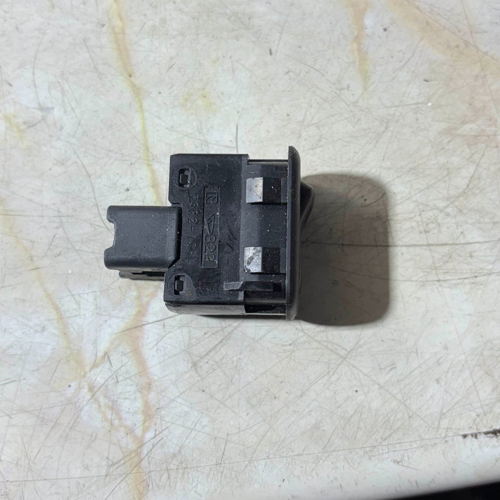DAIHATSU TERIOS MK1 REAR DEMISTER SWITCH 00-06 P/N T322 5 PIN PLUG