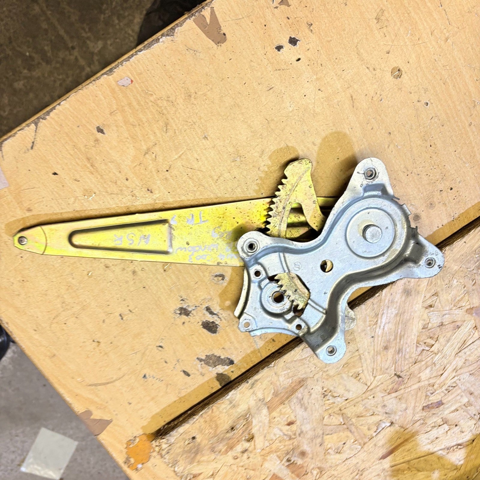 Toyota RAV4 MK2 2000-2006 Left Rear Passenger Window Regulator Motor