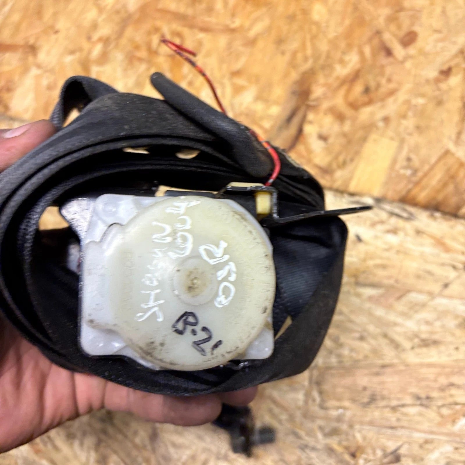 MITSUBISHI SHOGUN SEAT BELT REAR RIGHT DRIVER SIDE 2004