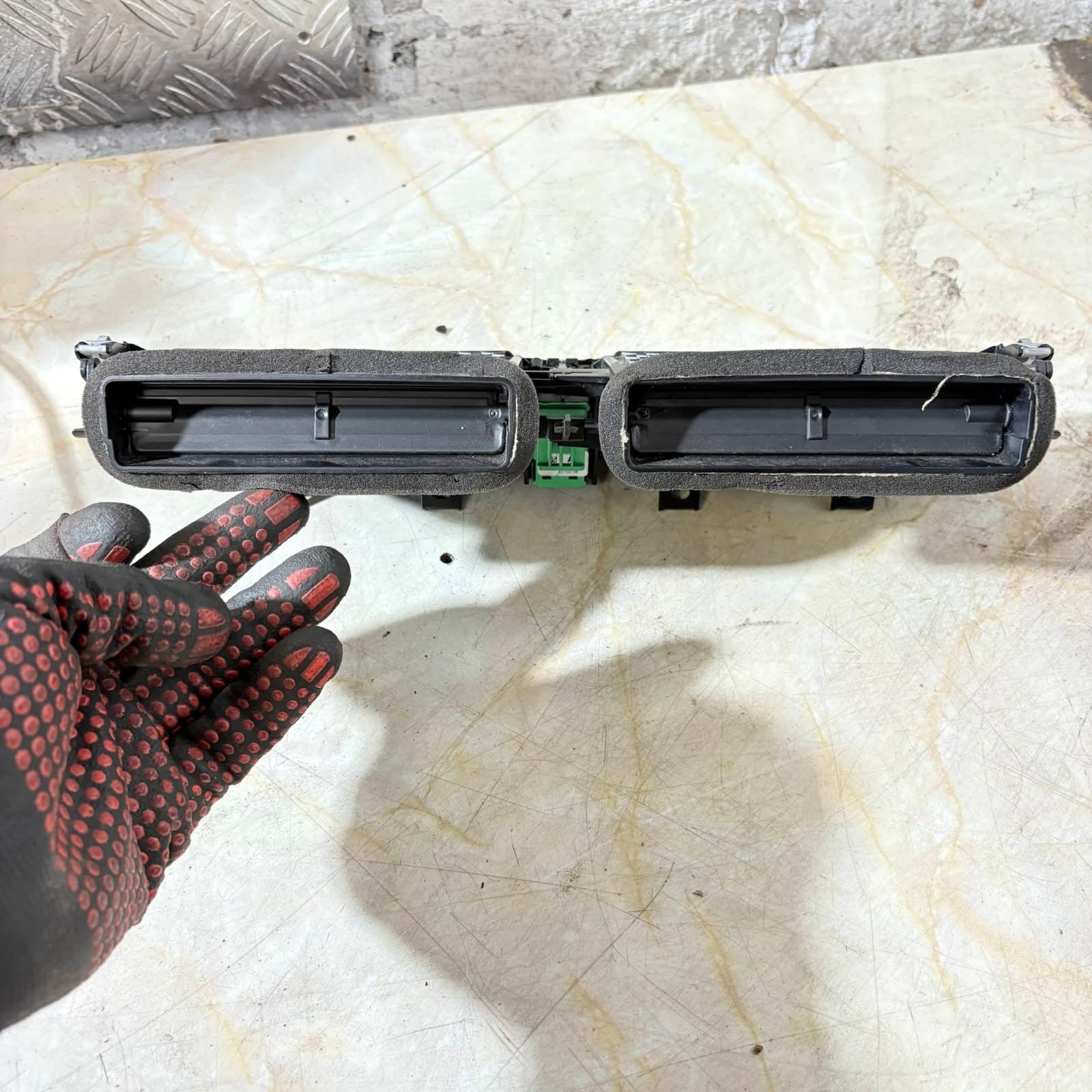 Range Rover Velar L560 2017-2023 Dash Air Vent Hazard J8A2-014L20-BC 11K656