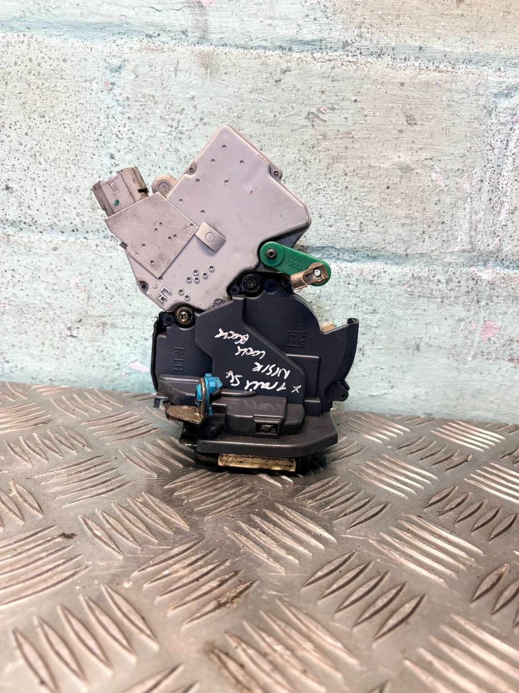NISSAN X-TRAIL T30 T31 2001-2014 REAR LEFT PASSENGER DOOR LOCK LATCH ACTUATOR