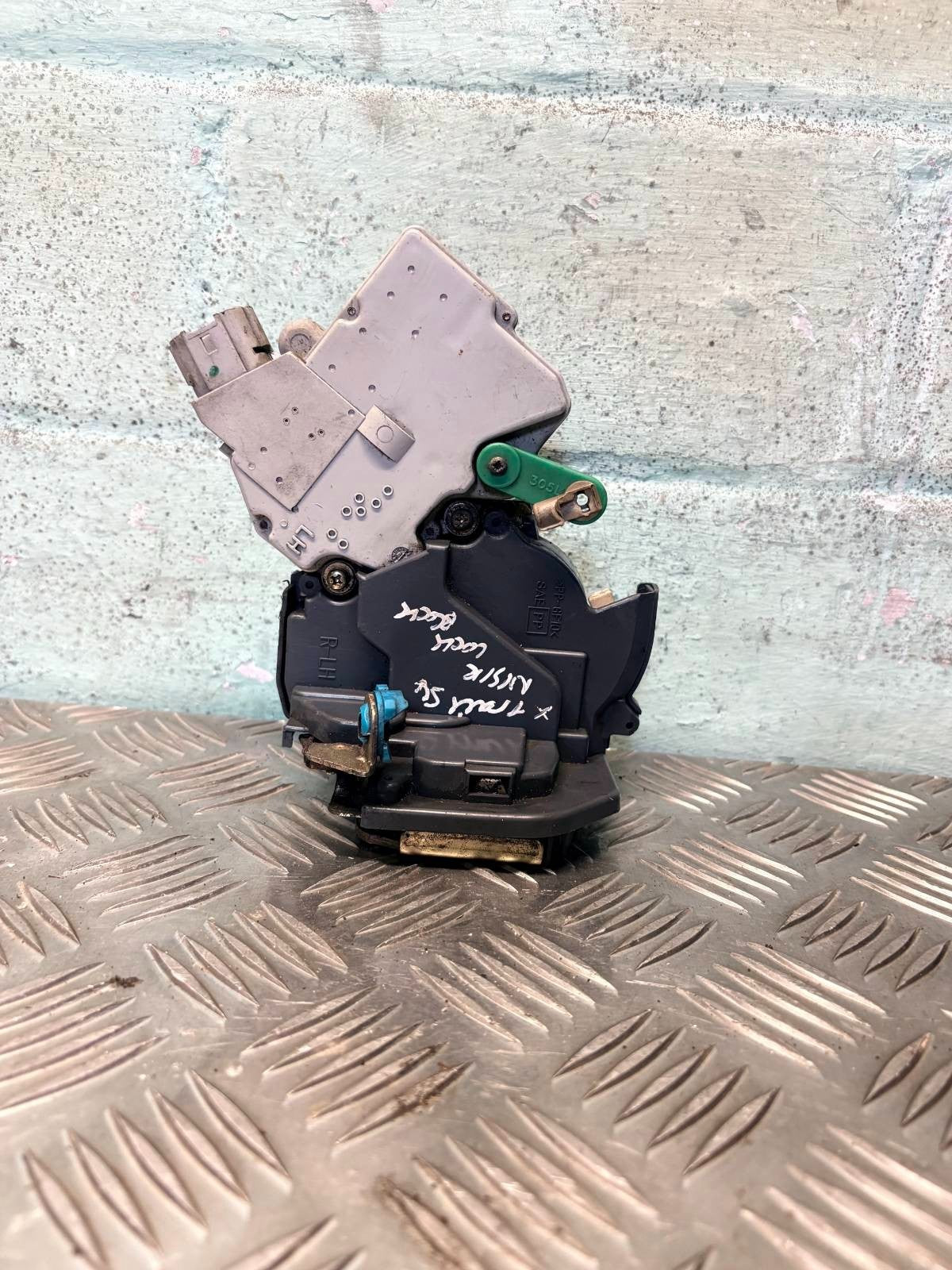 NISSAN X-TRAIL T30 T31 2001-2014 REAR LEFT PASSENGER DOOR LOCK LATCH ACTUATOR