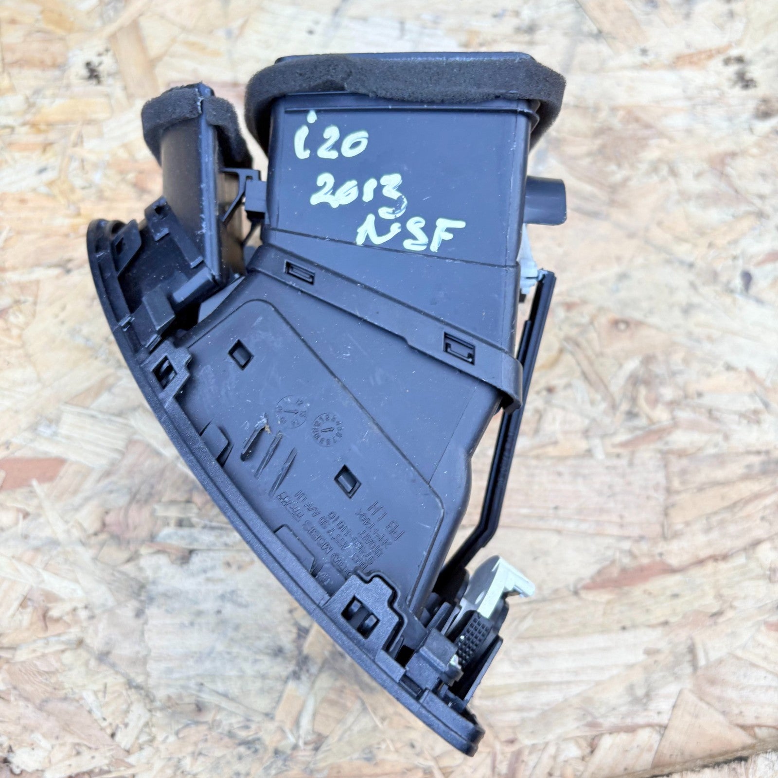 HYUNDAI I20 08-14 DASHBOARD AIR VENT LEFT PASSENGER SIDE NEARSIDE 97460-1J000