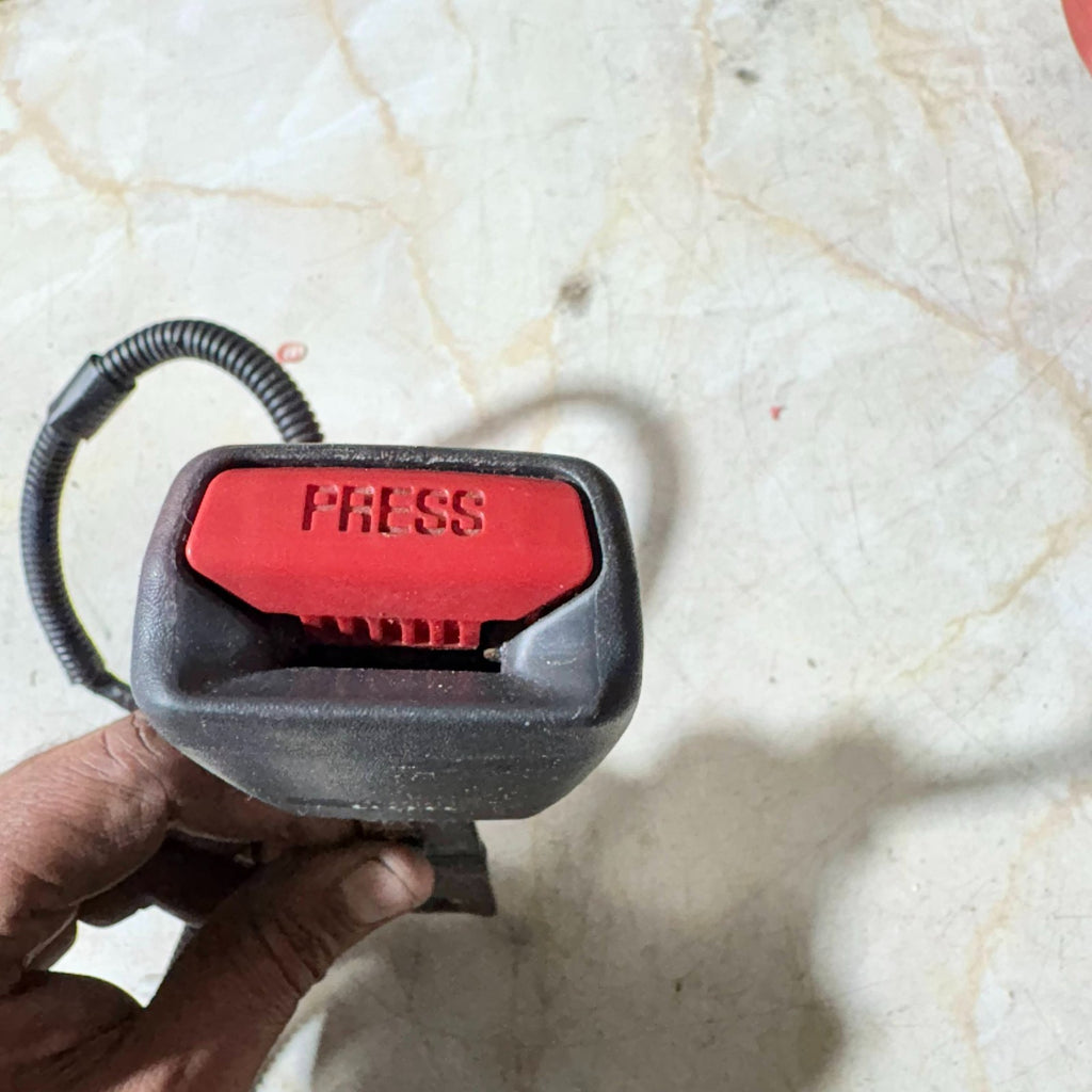 2004 Toyota Avensis Left Front Seat Belt Buckle
