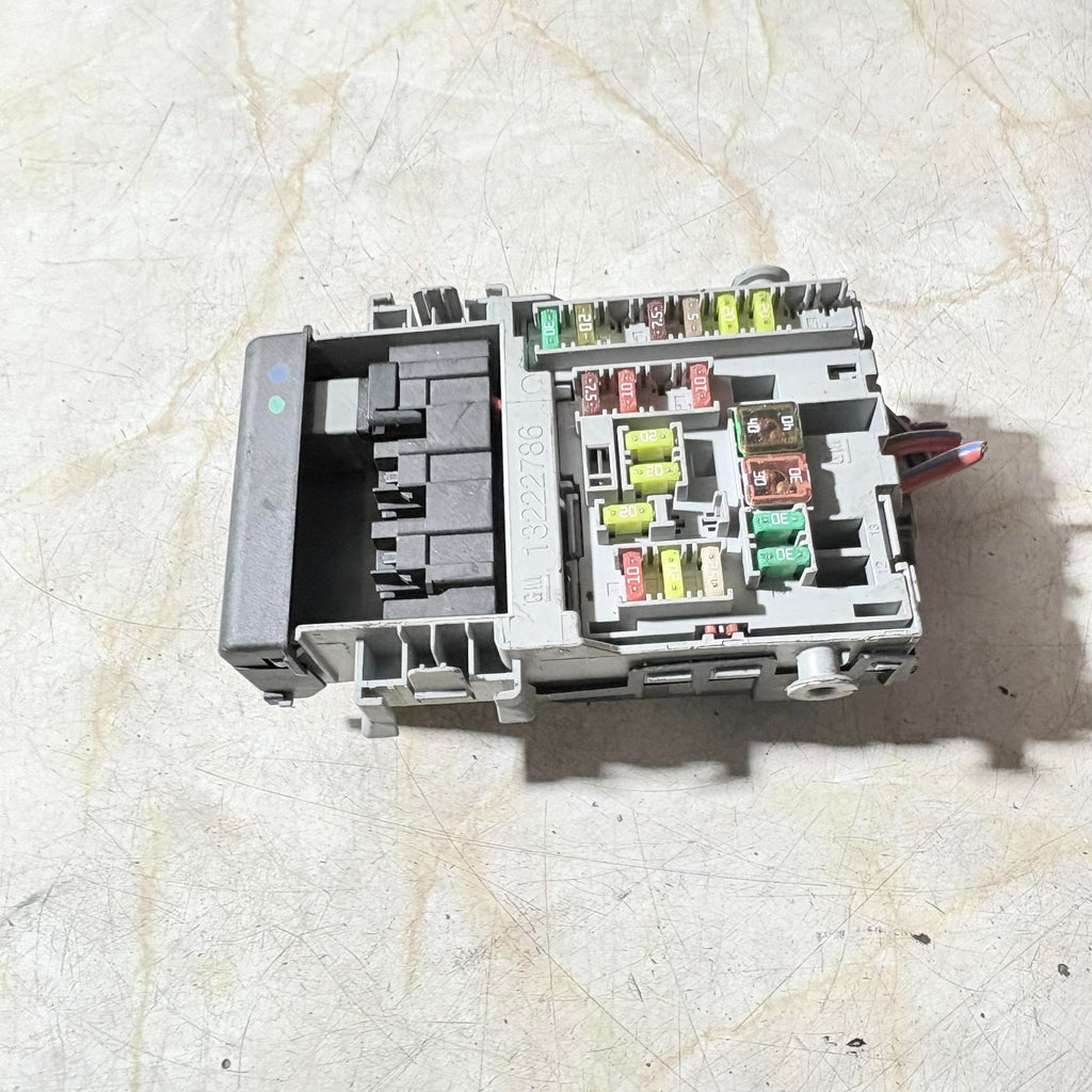 Vauxhall Astra J Mk6 2009-2018 Dashboard Fuse Box Relay Module 13222786