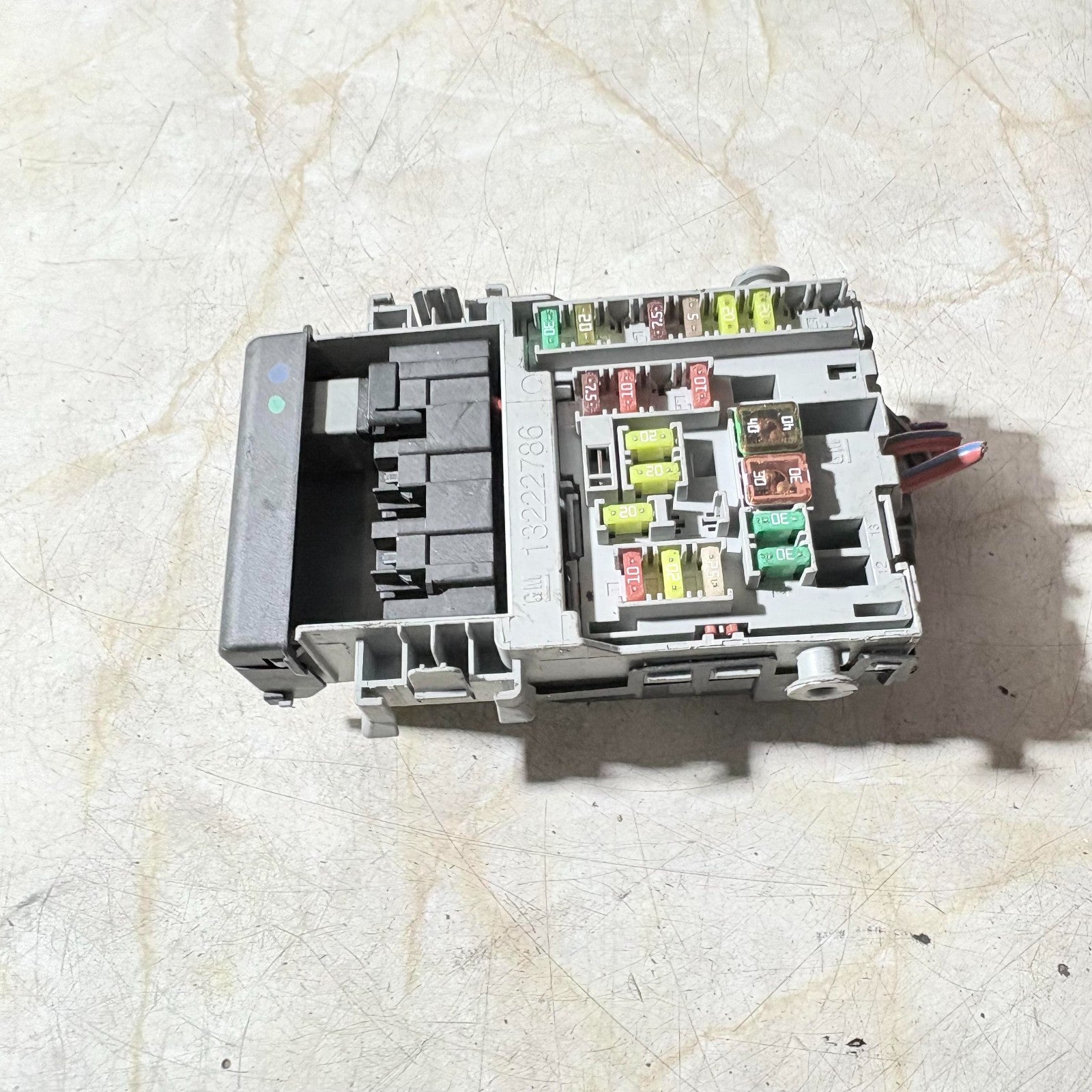 Vauxhall Astra J Mk6 2009-2018 Dashboard Fuse Box Relay Module 13222786