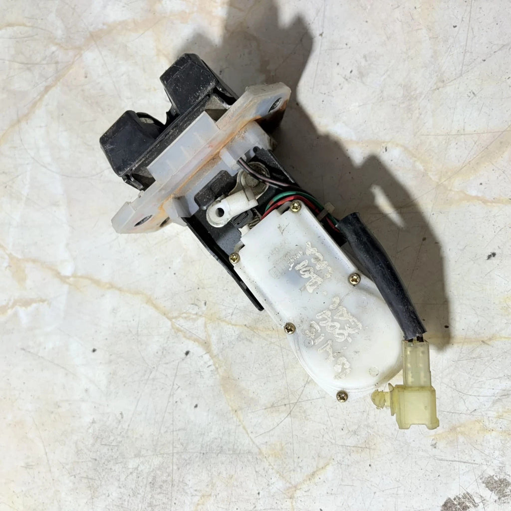Suzuki Ignis Tailgate door central locking catch (2004) 194966635473