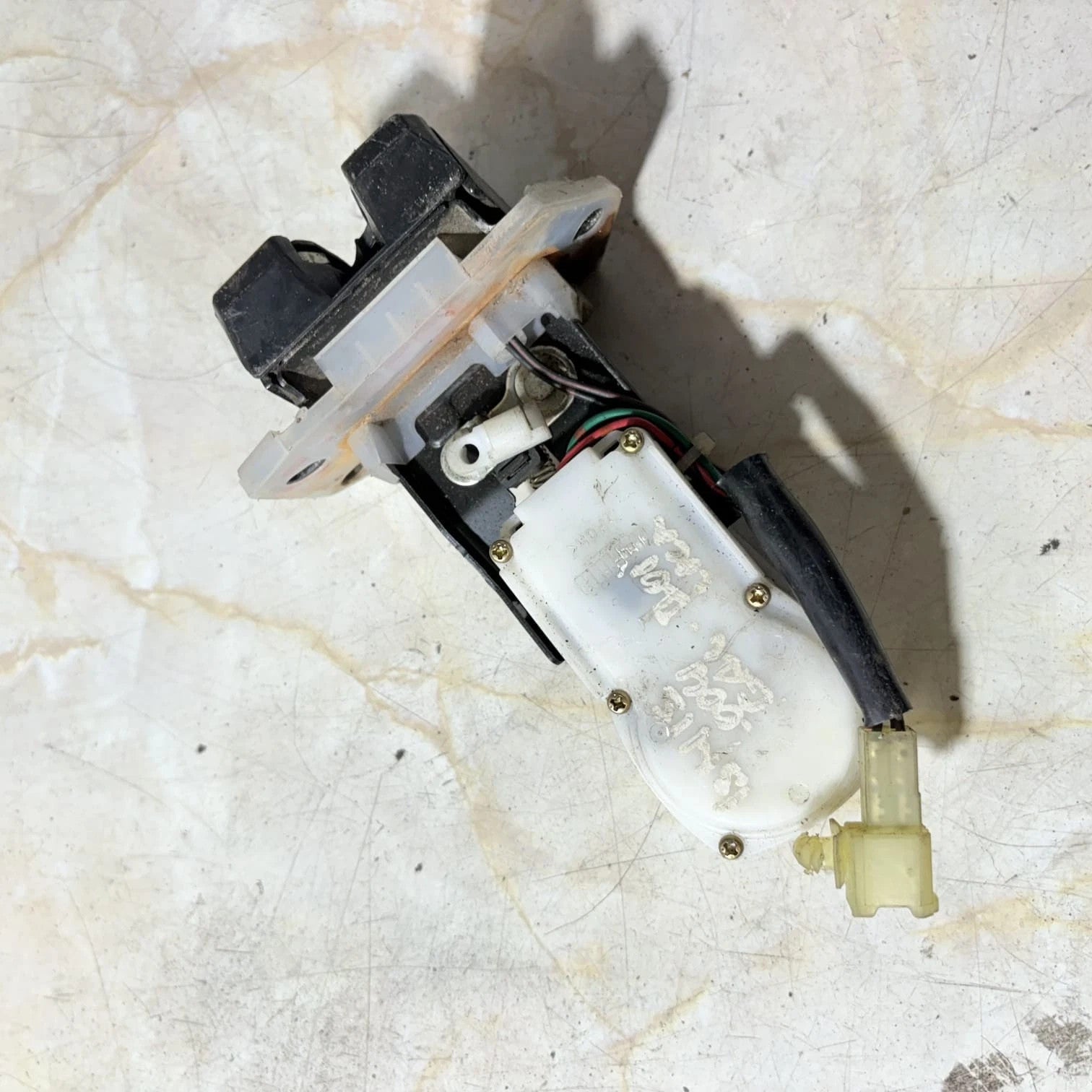 Suzuki Ignis Tailgate door central locking catch (2004) 194966635473