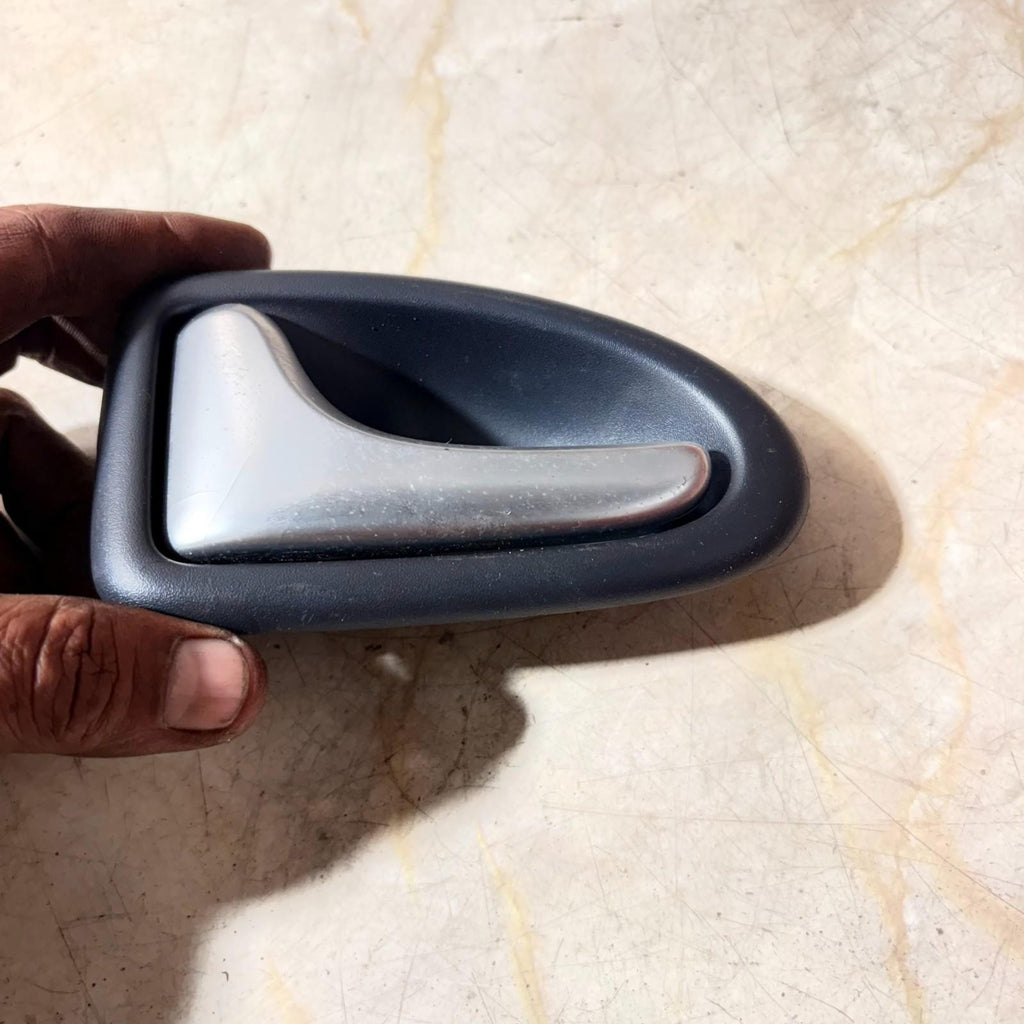 RENAULT CLIO MK2 FRONT LEFT INTERIOR DOOR HANDLE N/S PASSENGER SIDE 8200028994