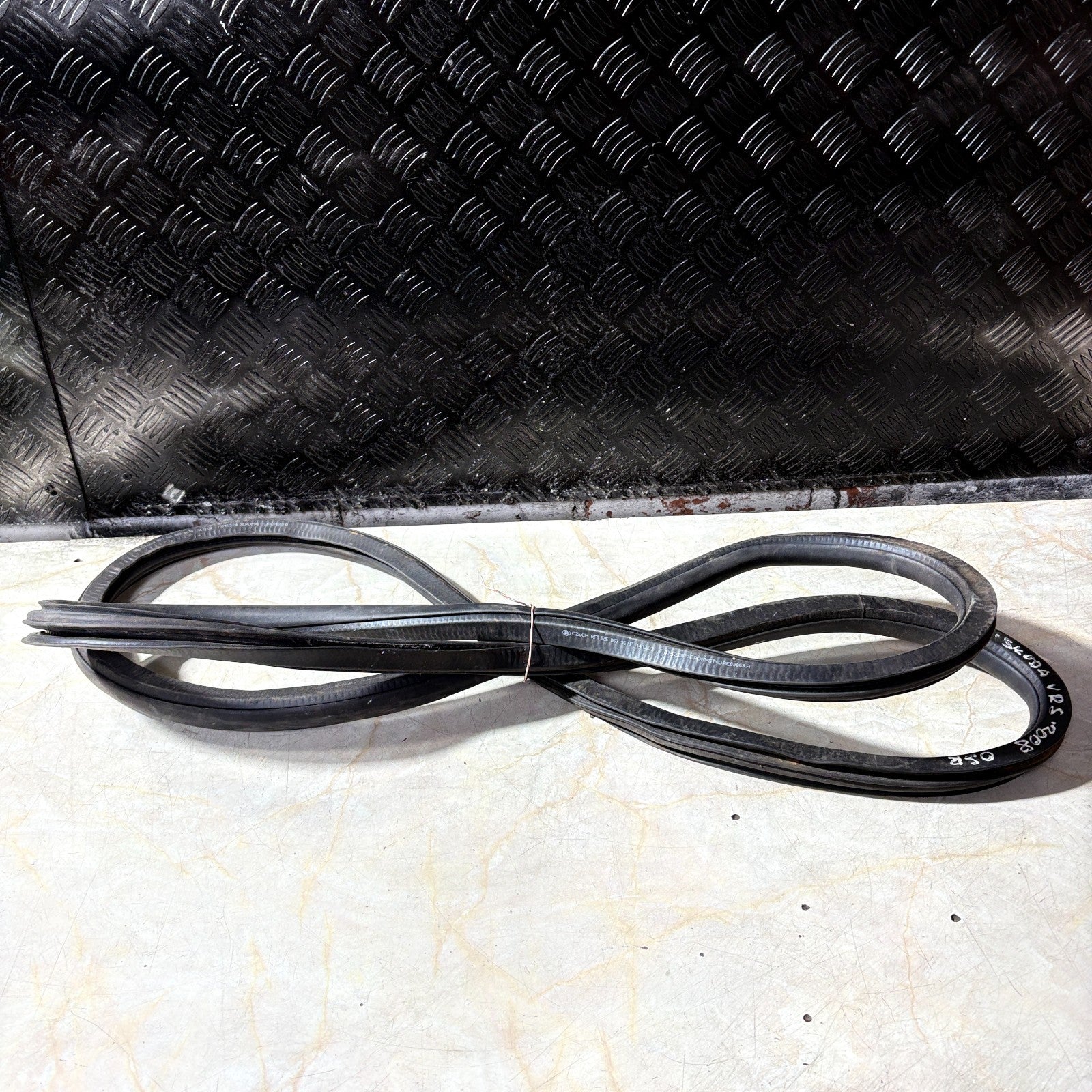 Skoda Octavia VRS MK2 2004-2013 Right Rear Offside Door Rubber Seal 1Z5867367F
