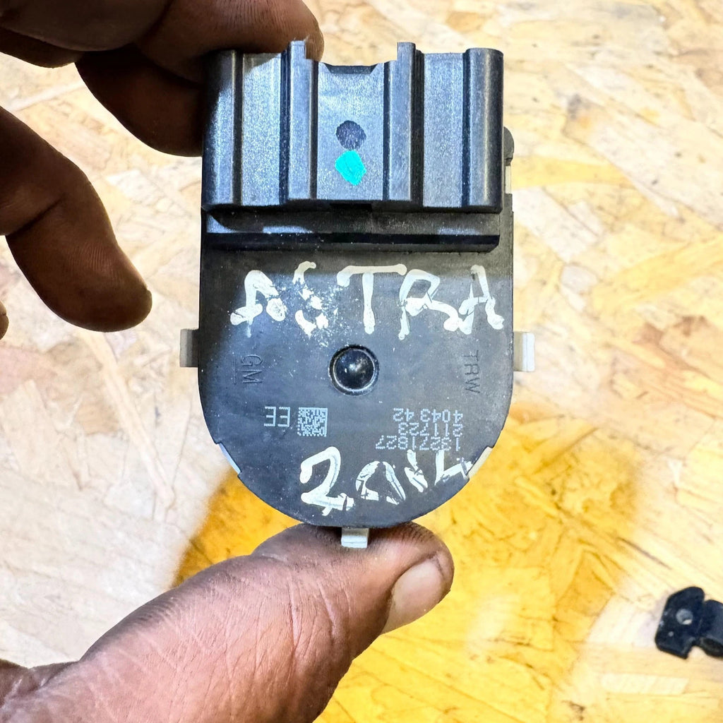VAUXHALL ASTRA 2014 WING MIRROR REGULATOR CONTROL SWITCH 13271827