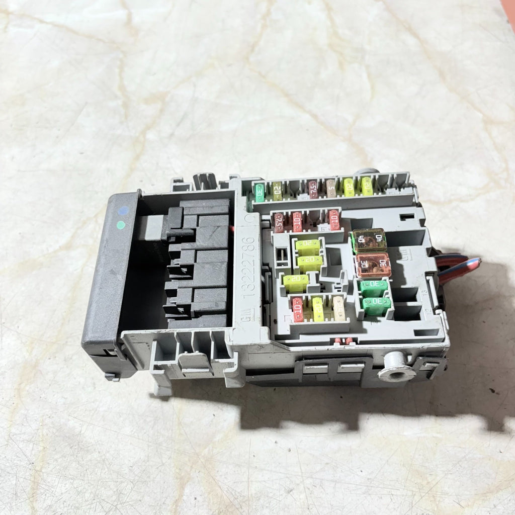 Vauxhall Astra J Mk6 2009-2018 Dashboard Fuse Box Relay Module 13222786
