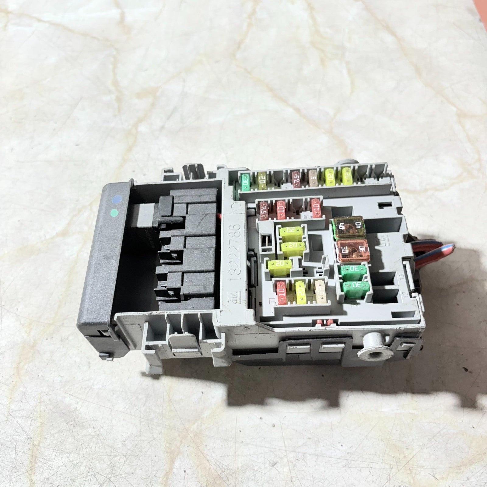 Vauxhall Astra J Mk6 2009-2018 Dashboard Fuse Box Relay Module 13222786