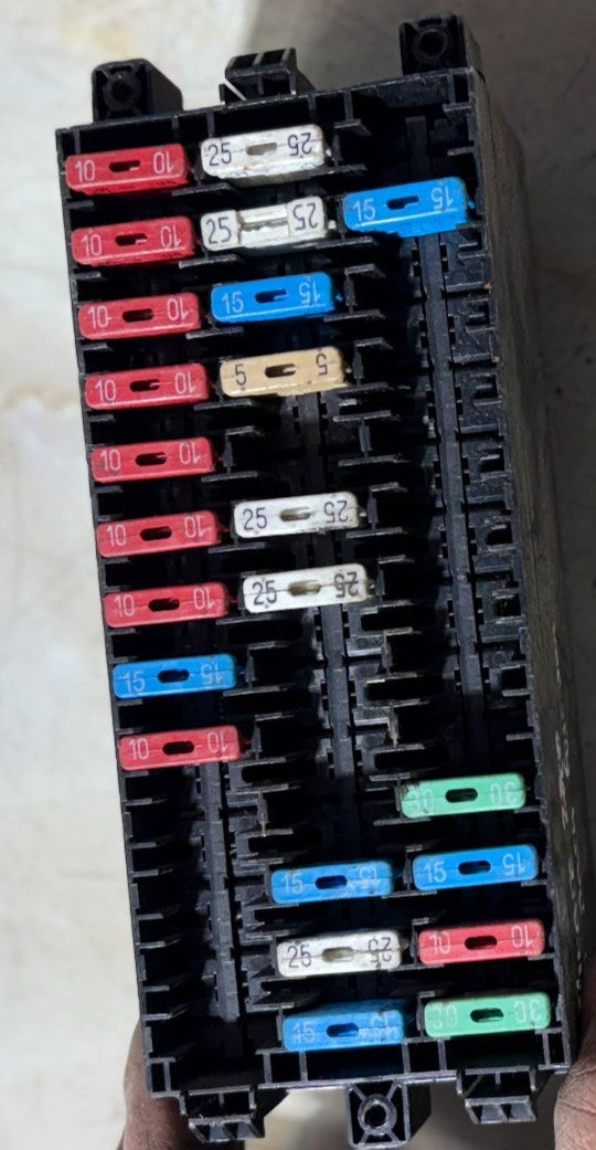 VAUXHALL VIVARO B RENAULT TRAFIC MK3 1.6 CDTI PASSENGER DASH FUSE BOX 2014-2019