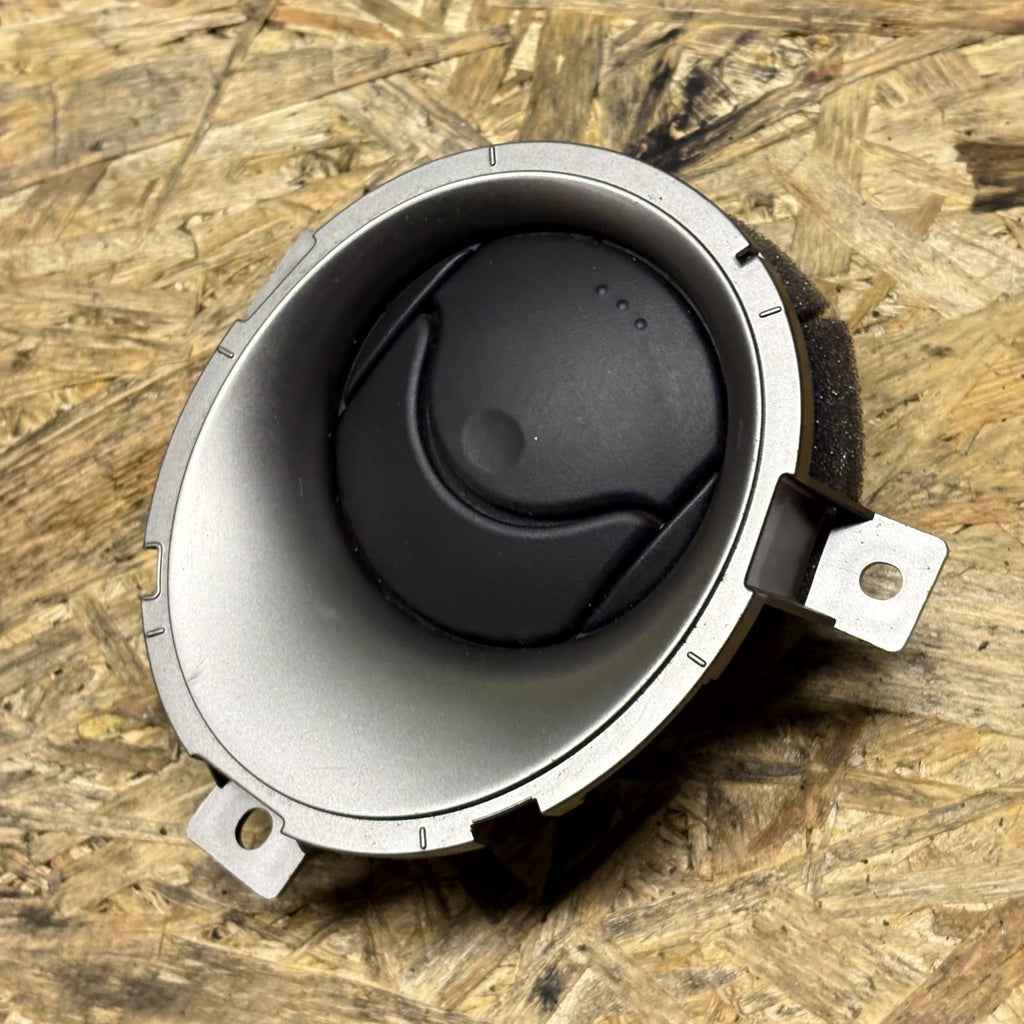 Nissan Juke F15 Mk1 2011 5 Door Passenger Left Dashboard Air Vent N/S/F Silver