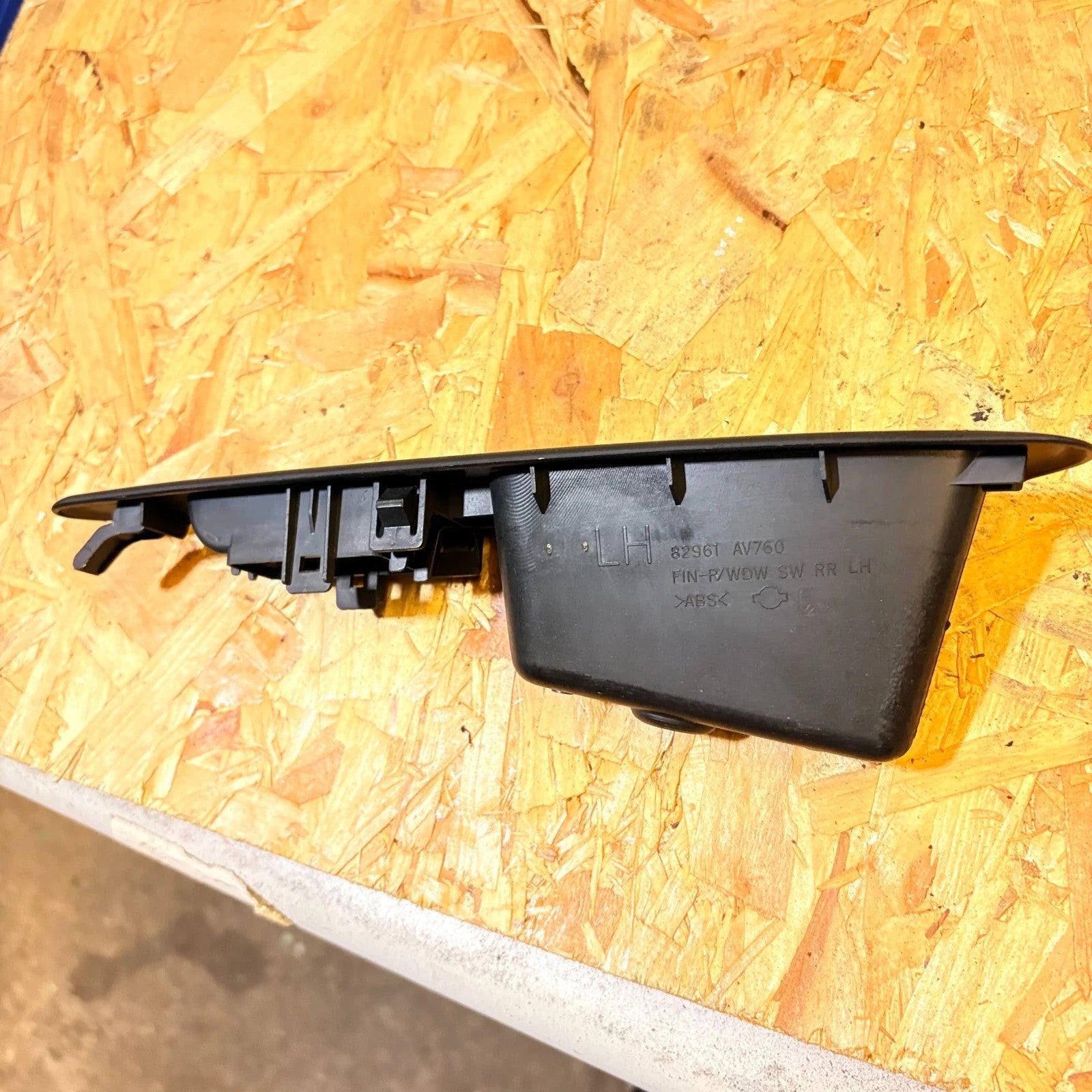 2002-2003 Nissan Primera P12 Rear Left Door Pull Window Switch Trim 82961-AV760
