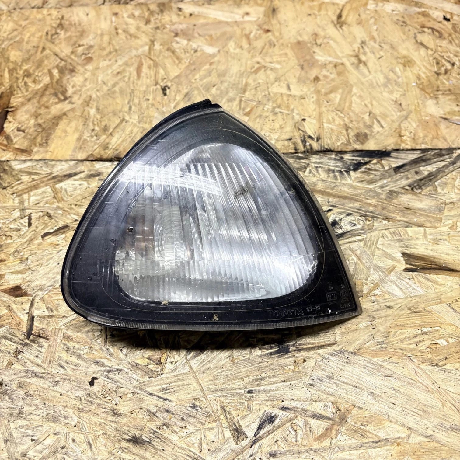 TOYOTA AVENSIS T25 2003-2008 Front Right Driver Fog Light Lamp E1101989