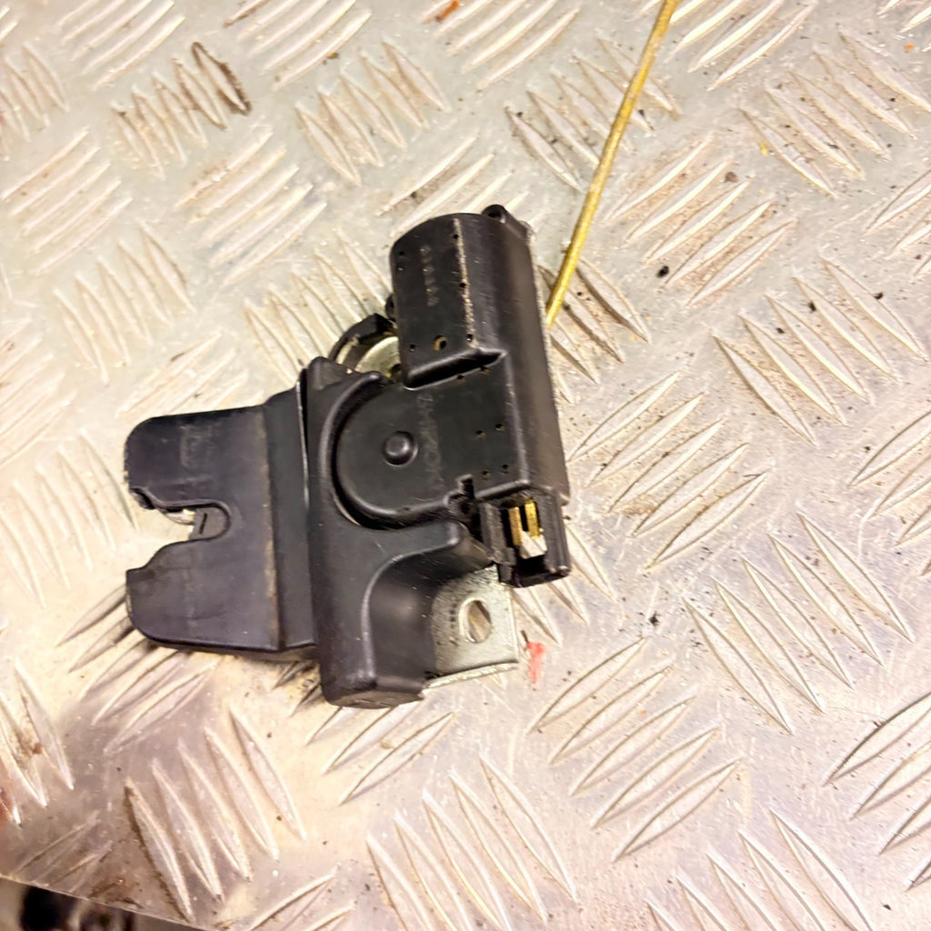 2004 LEXUS IS200. BOOT LID TAILGATE LOCK LATCH