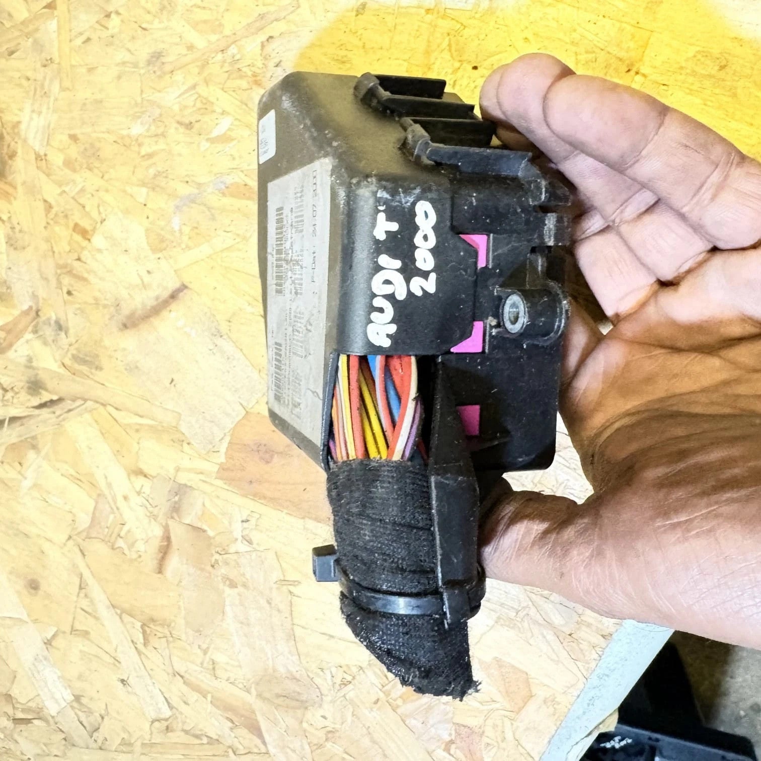 AUDI A8 D3 3.0 TDI DIESEL FUSE RELAY BOX 8D1941824 30680111 2000