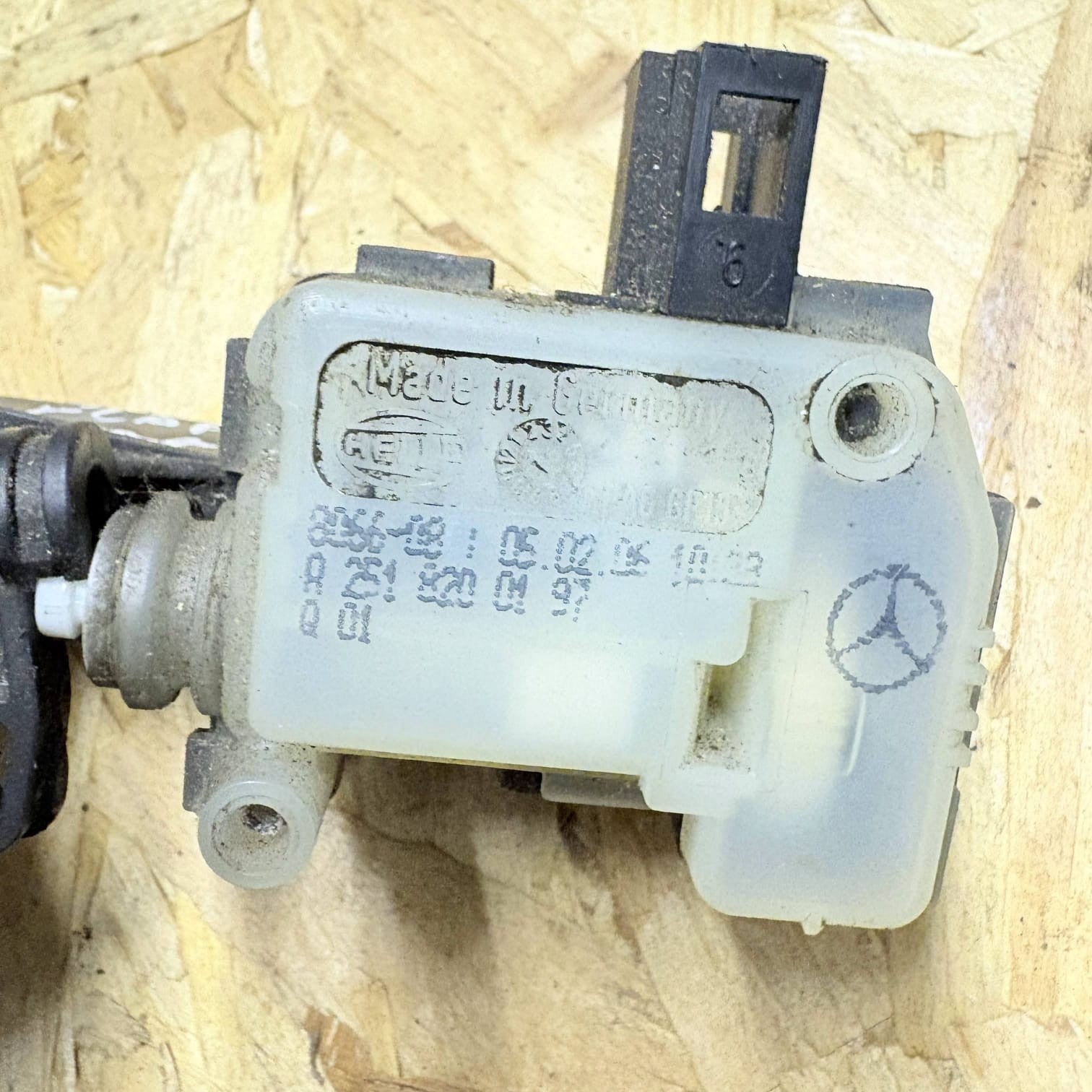 2008 MERCEDES-BENZ M W164 ML 350 CDI Fuel Tank Cap Lock Motor A2516390107