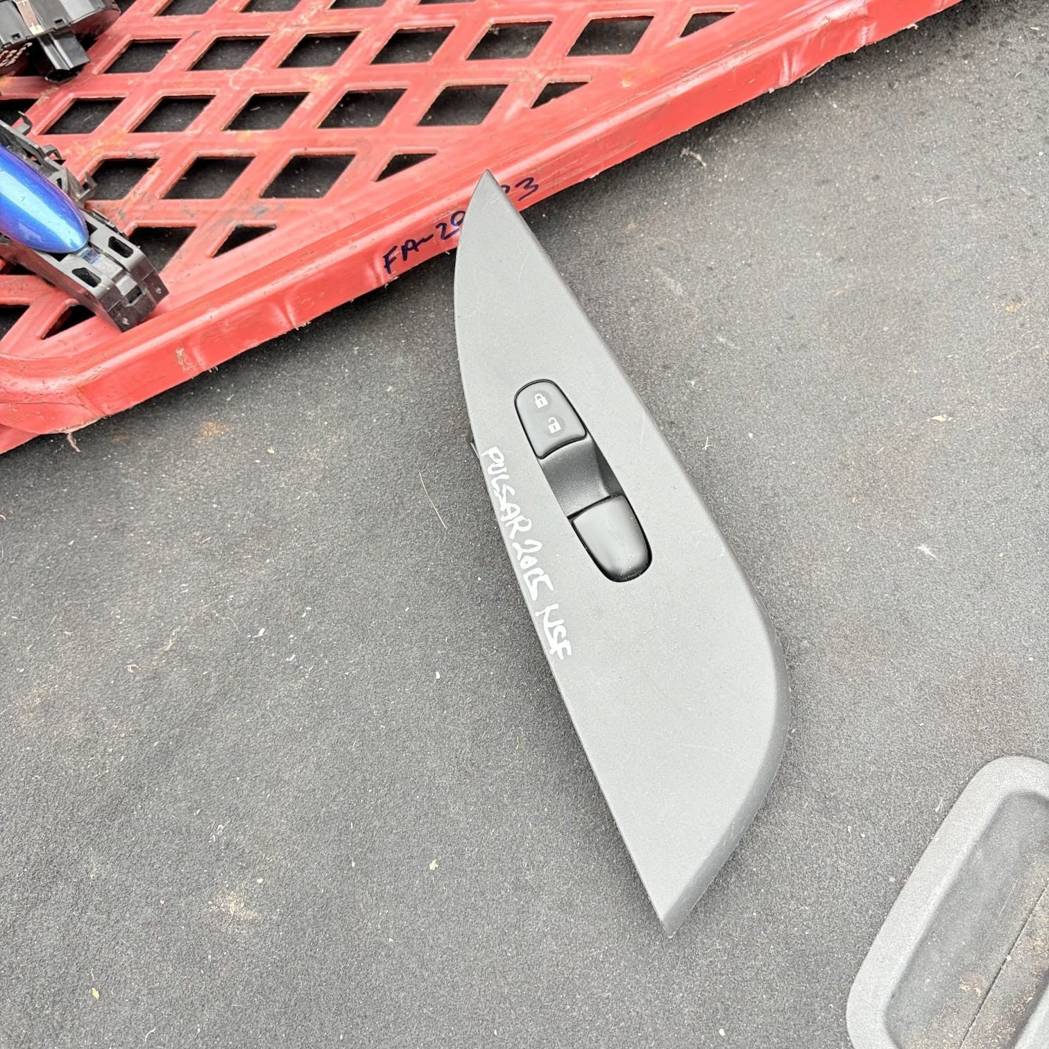 NISSAN PULSAR C13 WINDOW SWITCH 80961-3ZP0A PASSENGER FRONT 2015